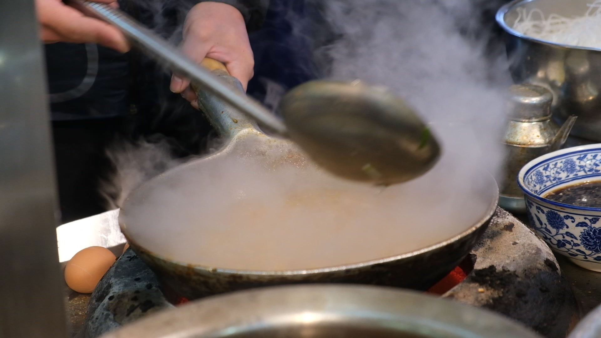 羊肉泡馍视频素材画面4