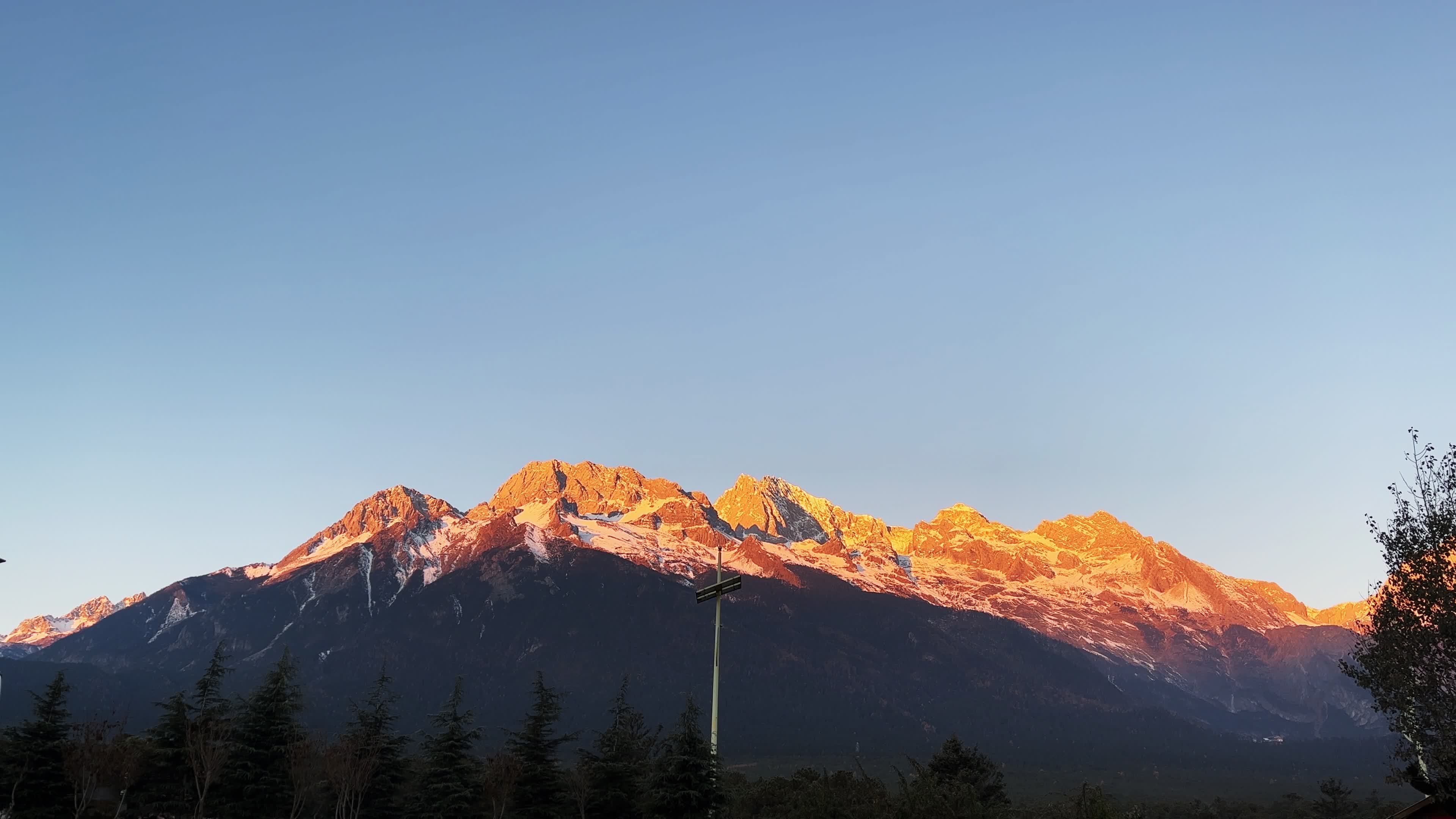 4K玉龙雪山旅游日照金山视频素材画面1