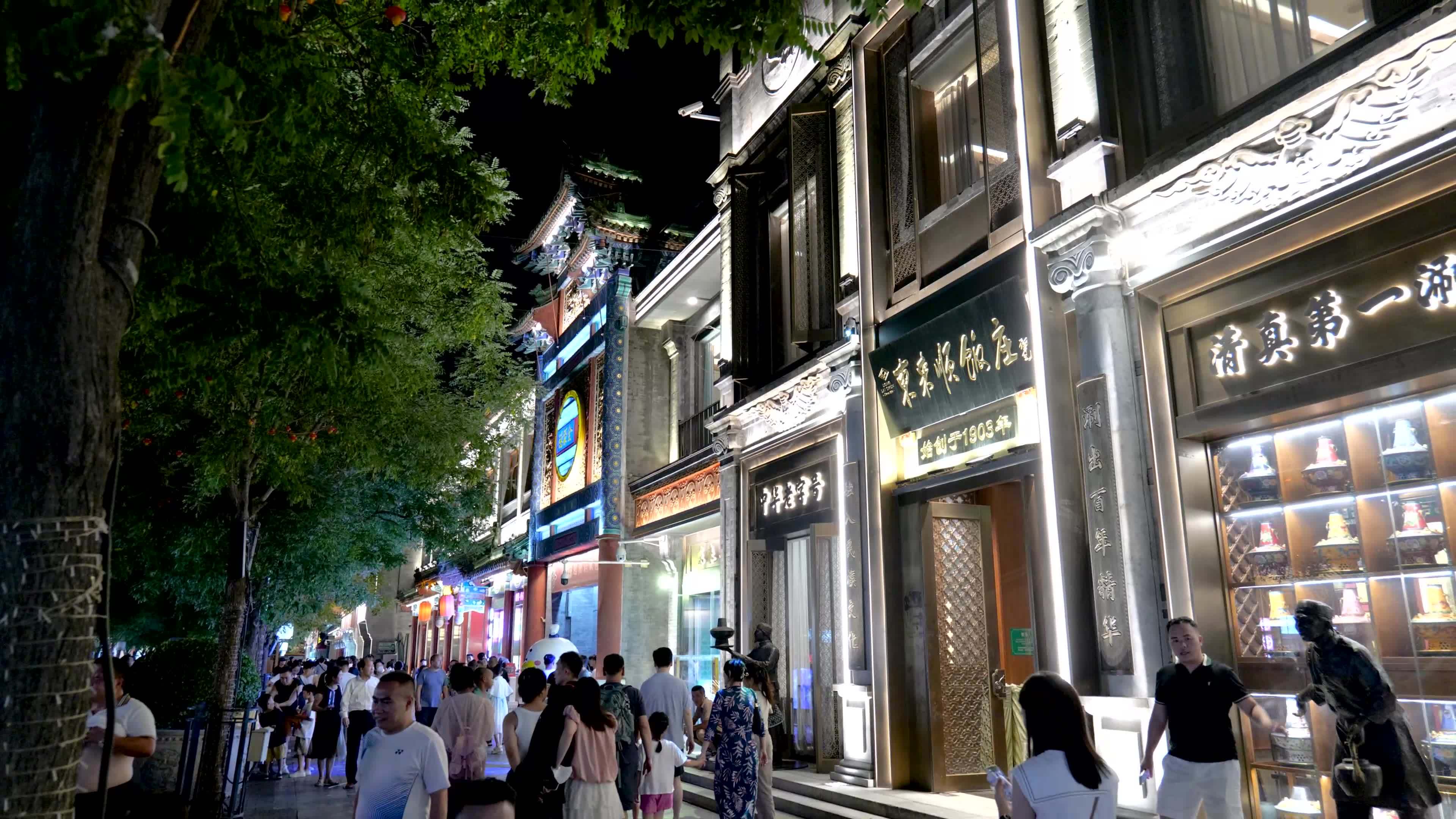 北京老街王府井老街夜景视频素材画面1
