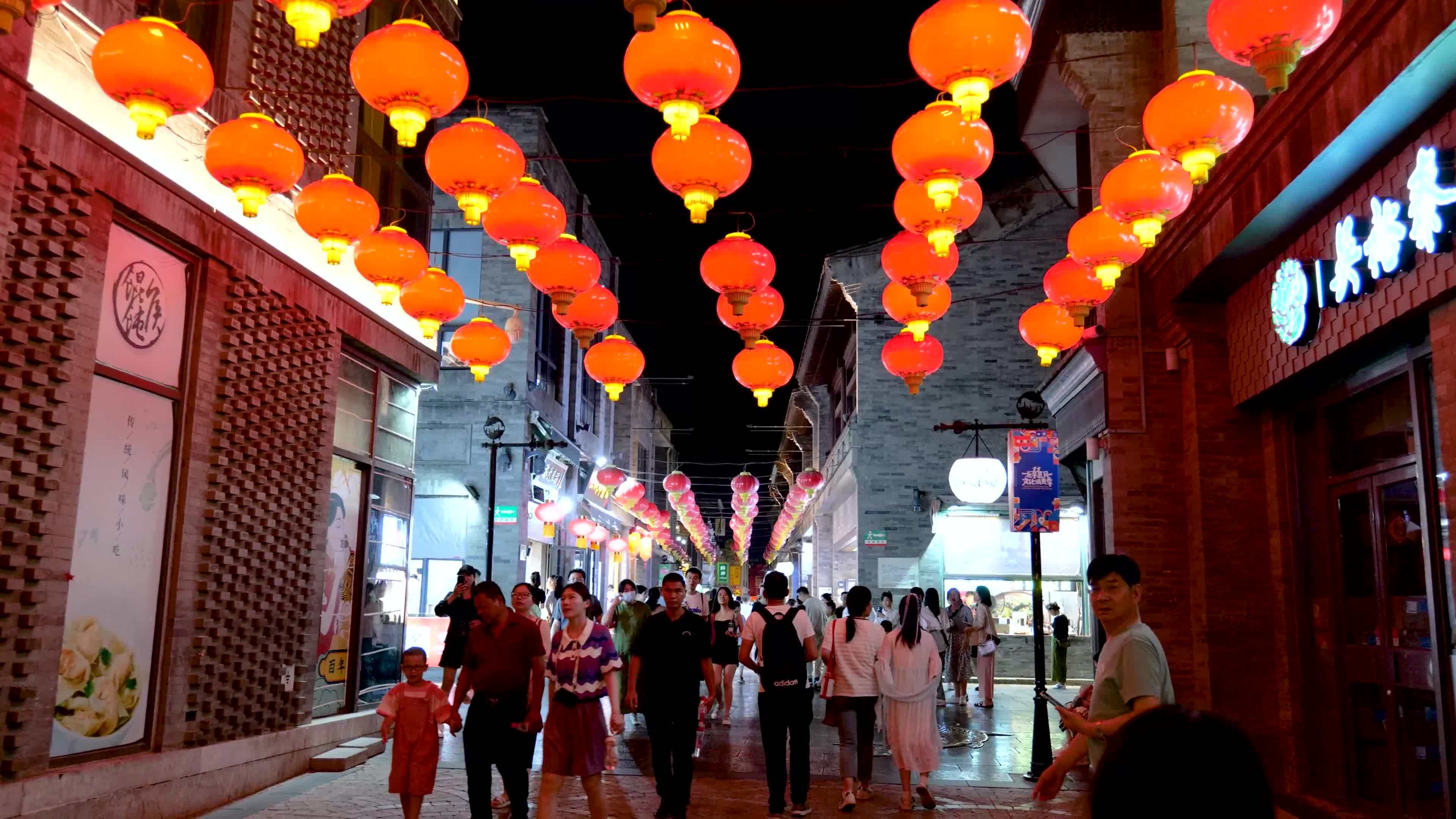 北京老街王府井老街夜景视频素材画面4