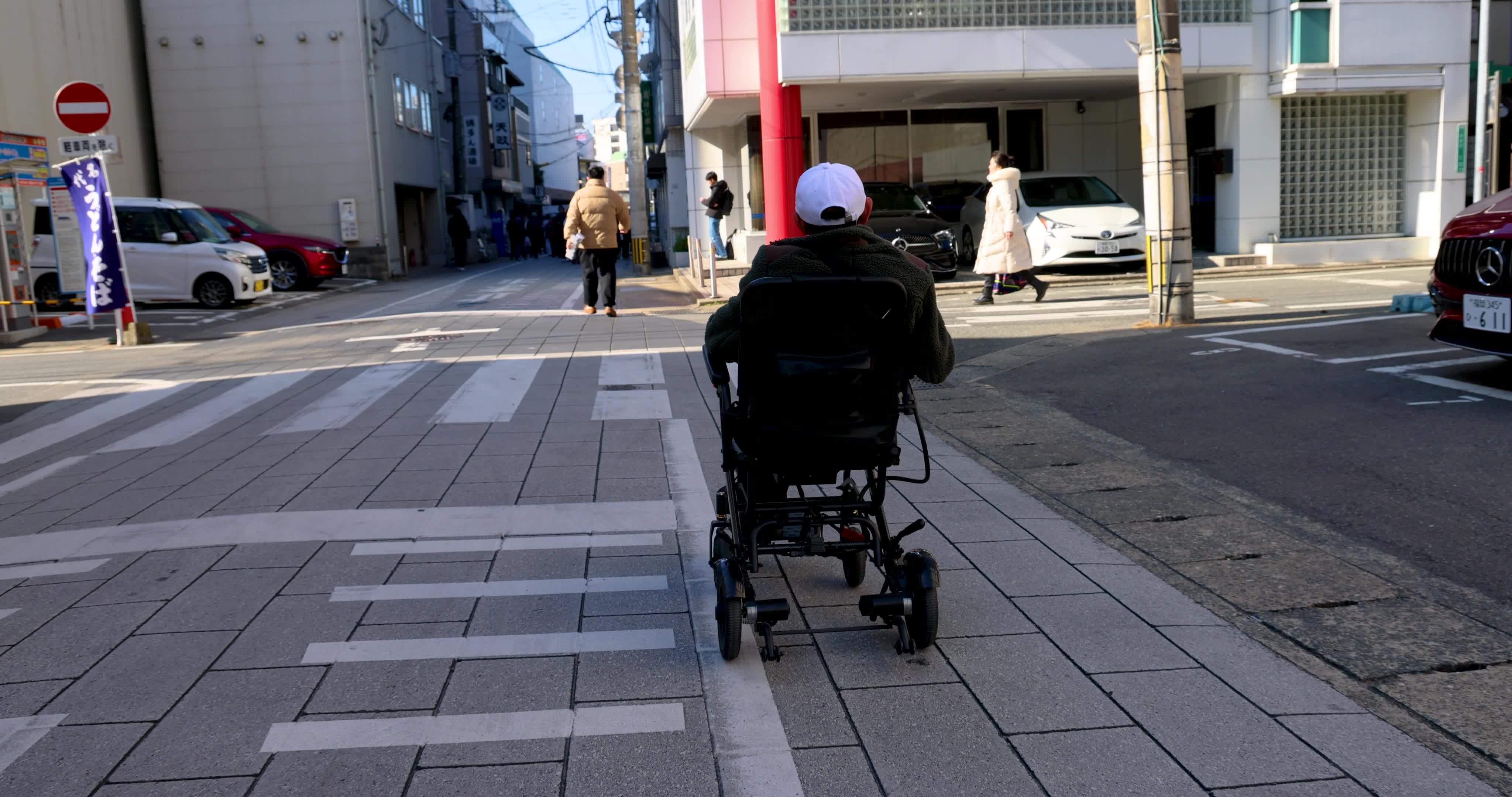 中国残疾游客坐在轮椅上游览日本福冈视频素材画面2