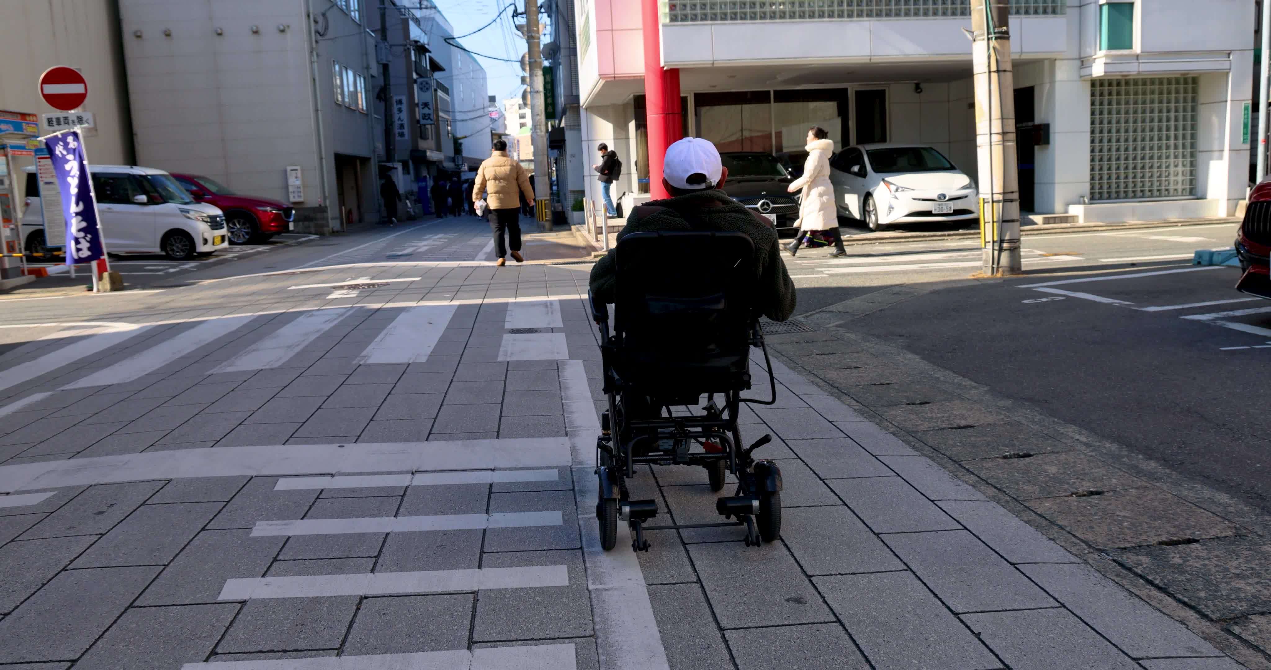 中国残疾游客坐在轮椅上游览日本福冈视频素材画面3