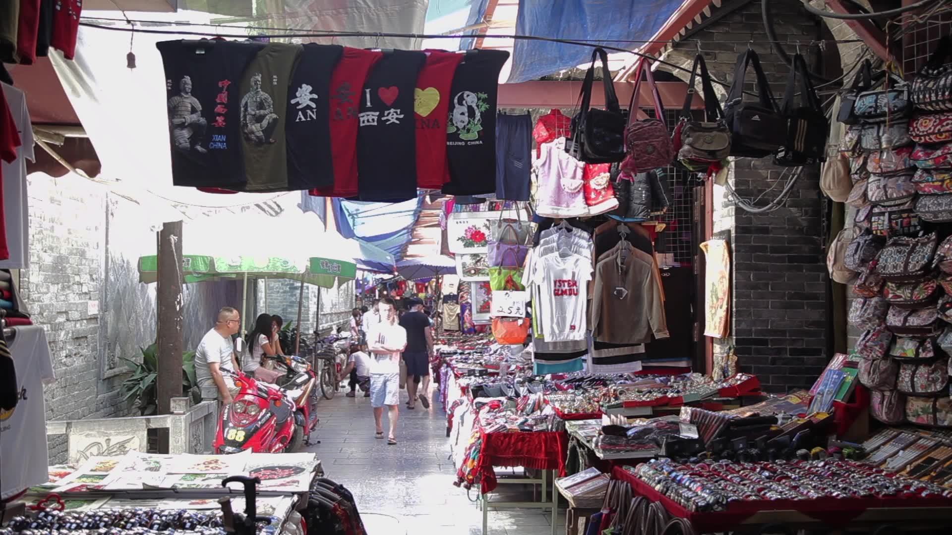 西安回民街旅游市场视频素材画面3