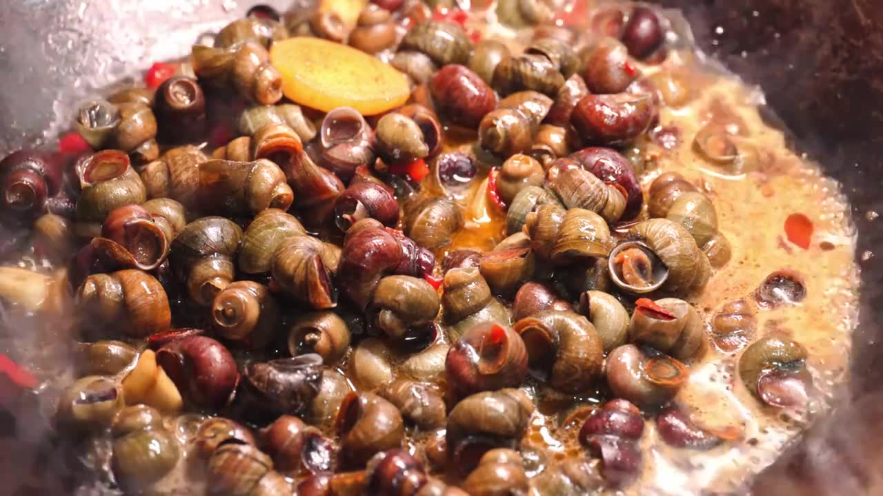 爆炒螺蛳田螺特色美食中餐国菜饮食菜肴视频素材画面1