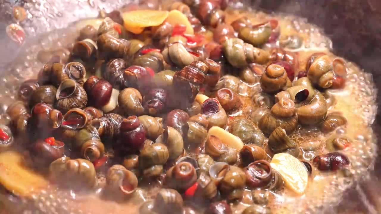 爆炒螺蛳田螺特色美食中餐国菜饮食菜肴视频素材画面1
