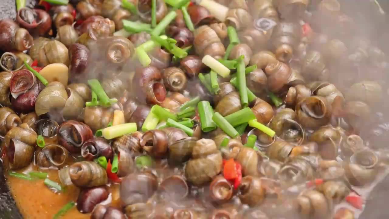 爆炒螺蛳田螺特色美食中餐国菜饮食菜肴视频素材画面1