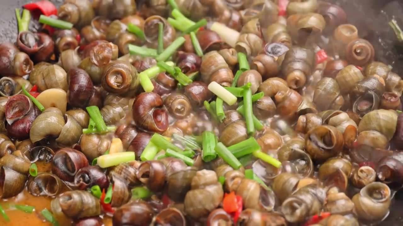 爆炒螺蛳田螺特色美食中餐国菜饮食菜肴视频素材画面1
