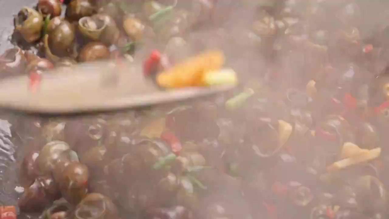 爆炒螺蛳田螺特色美食中餐国菜饮食菜肴视频素材画面3