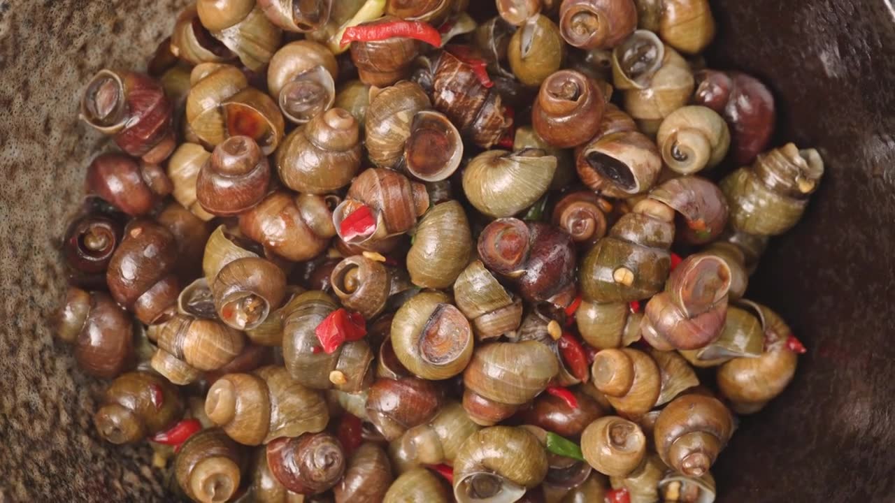 爆炒螺蛳田螺特色美食中餐国菜饮食菜肴视频素材画面1