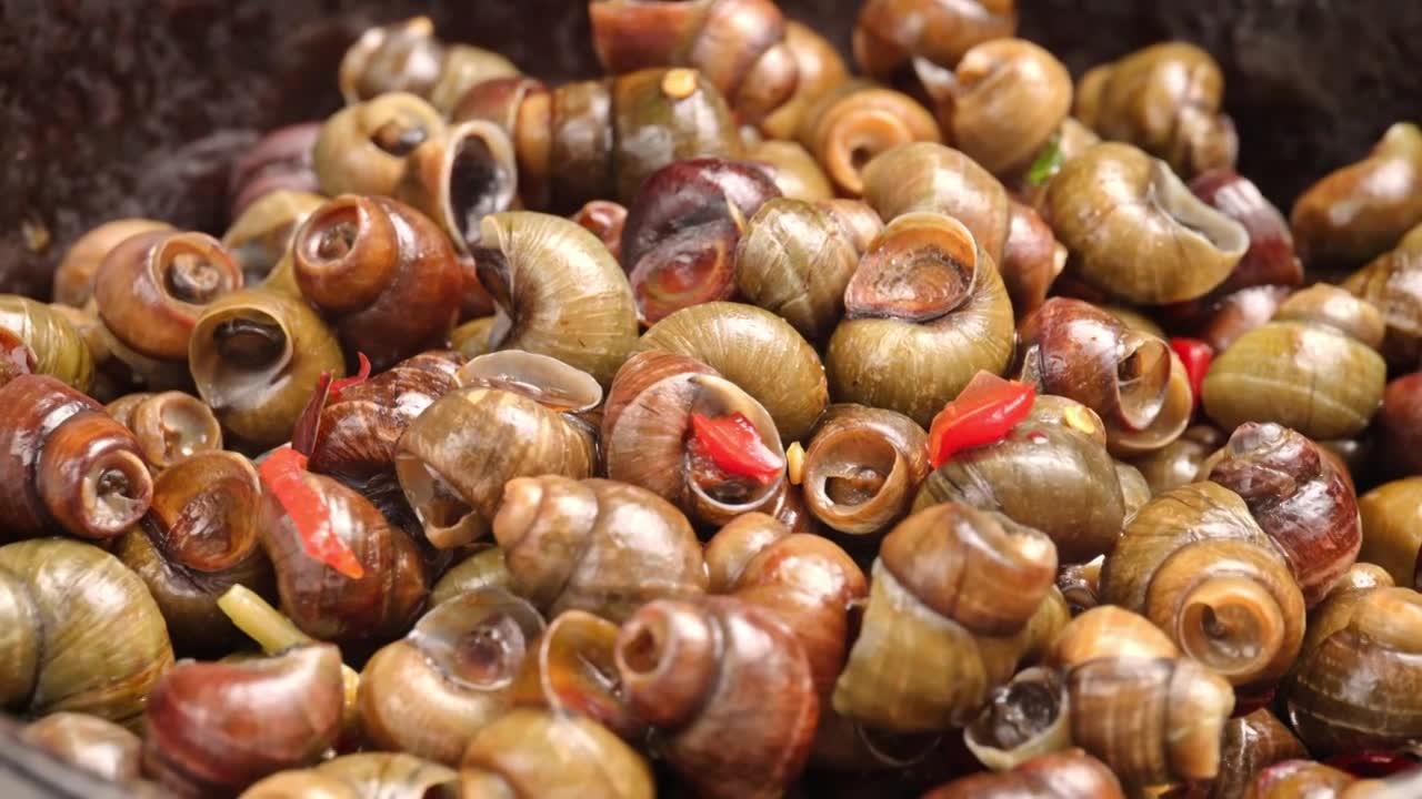 爆炒螺蛳田螺特色美食中餐国菜饮食菜肴视频素材画面1