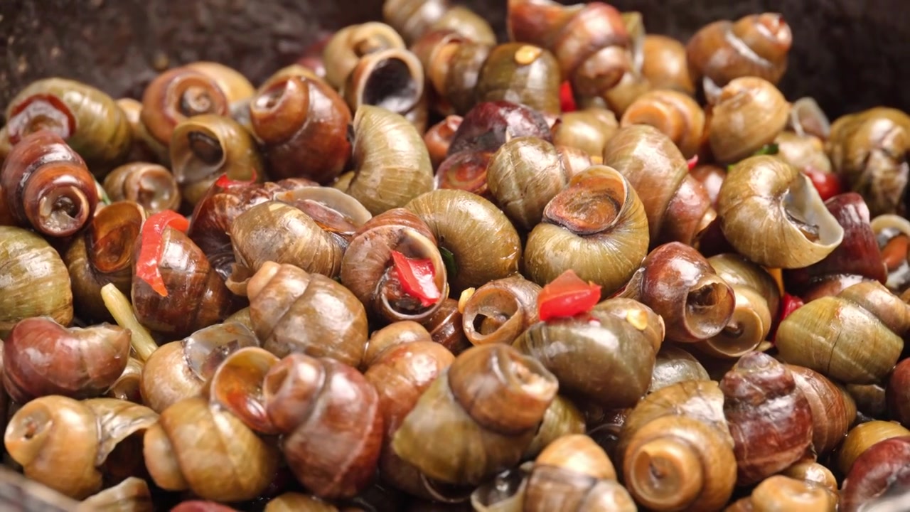 爆炒螺蛳田螺特色美食中餐国菜饮食菜肴视频素材画面3