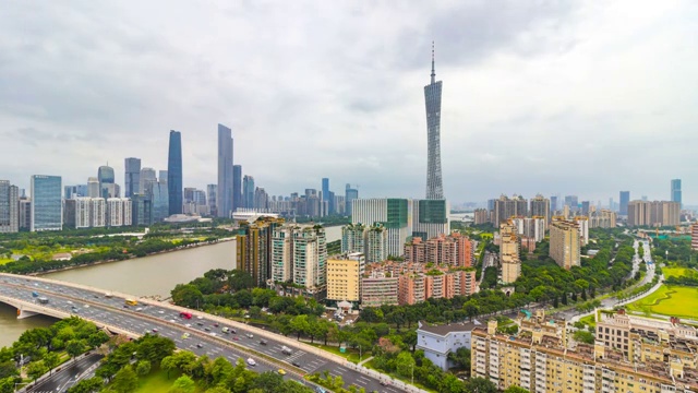 广州CBD在台风山竹登陆后云雨中的延时摄影视频素材