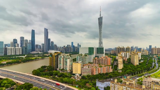 广州CBD在台风山竹登陆后云雨中的延时摄影视频素材