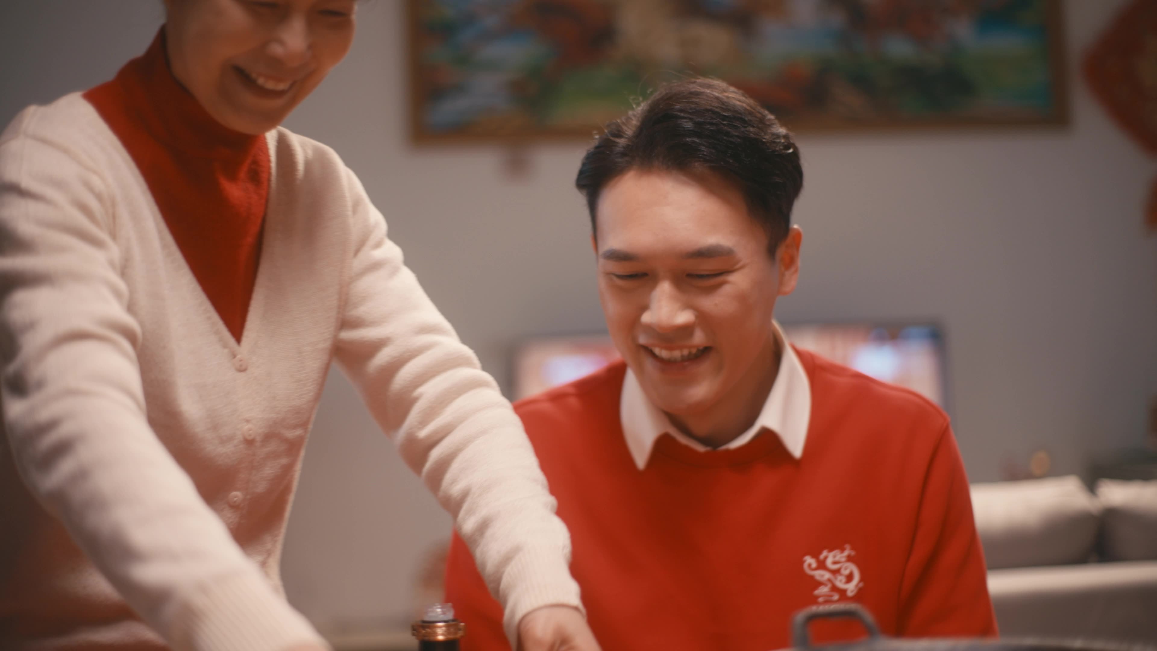 一家人吃团圆饭视频素材画面1