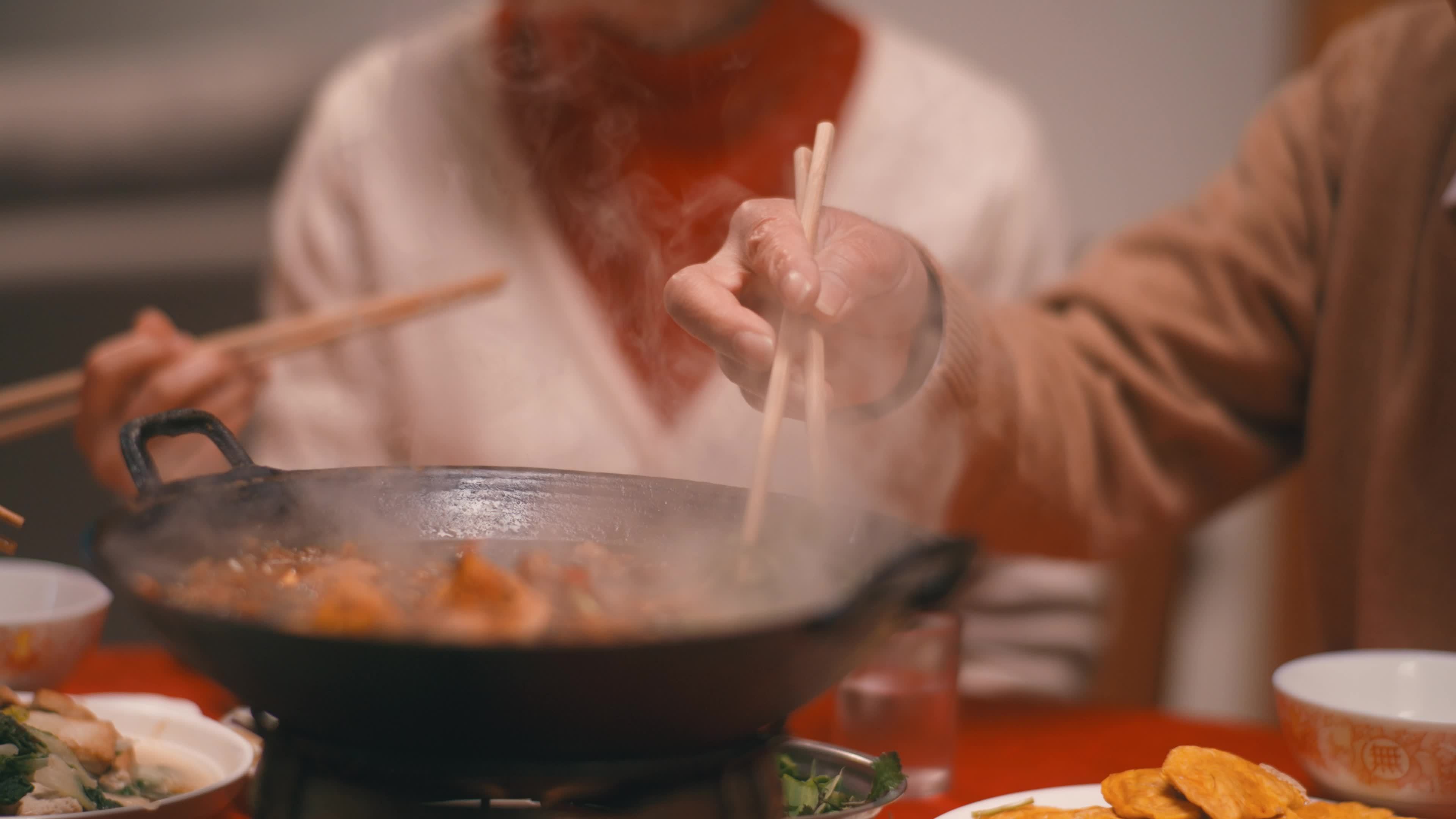 一家人吃团圆饭互相夹菜有说有笑视频素材画面1