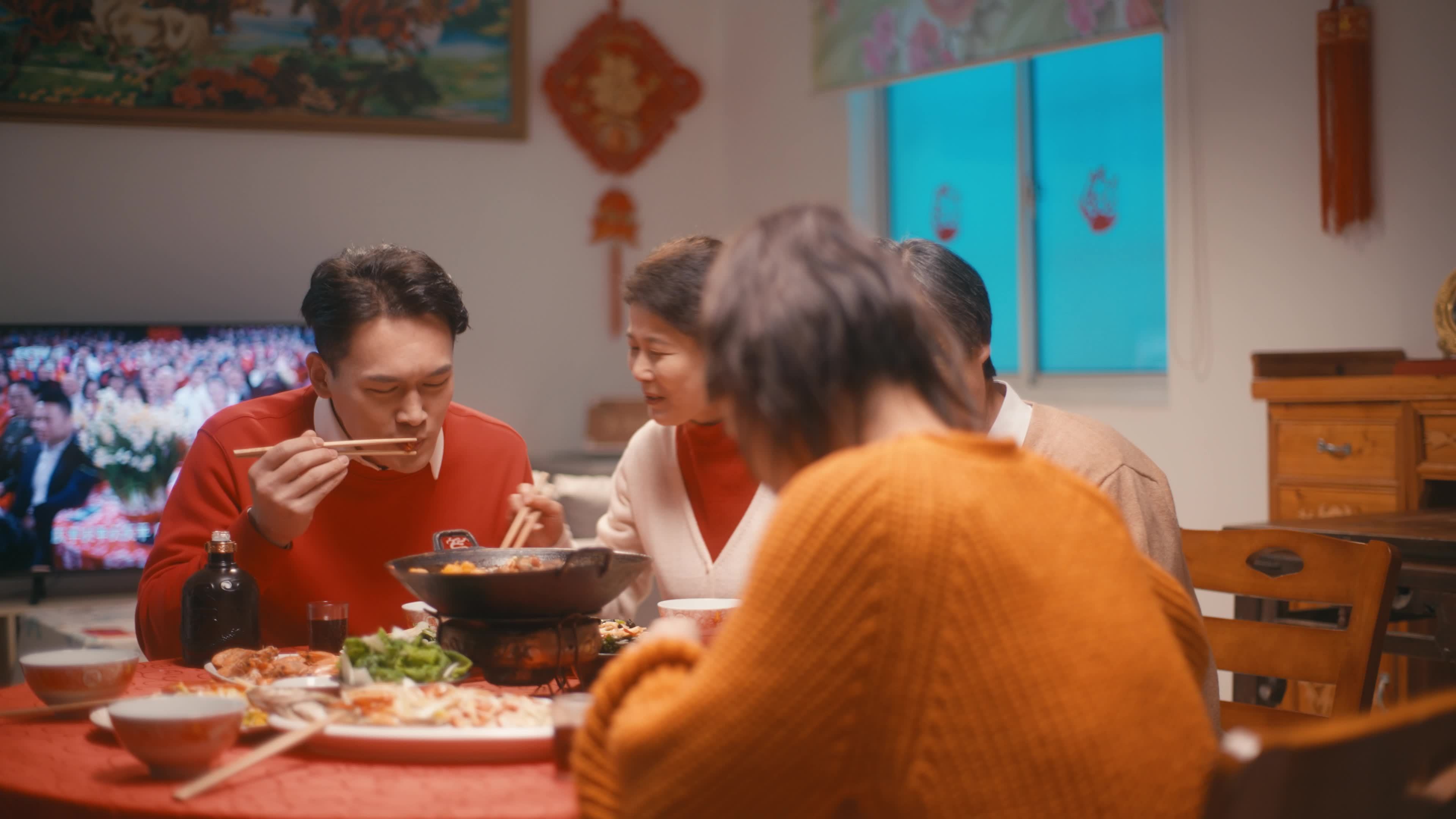 一家人吃团圆饭举杯聊天视频素材画面1