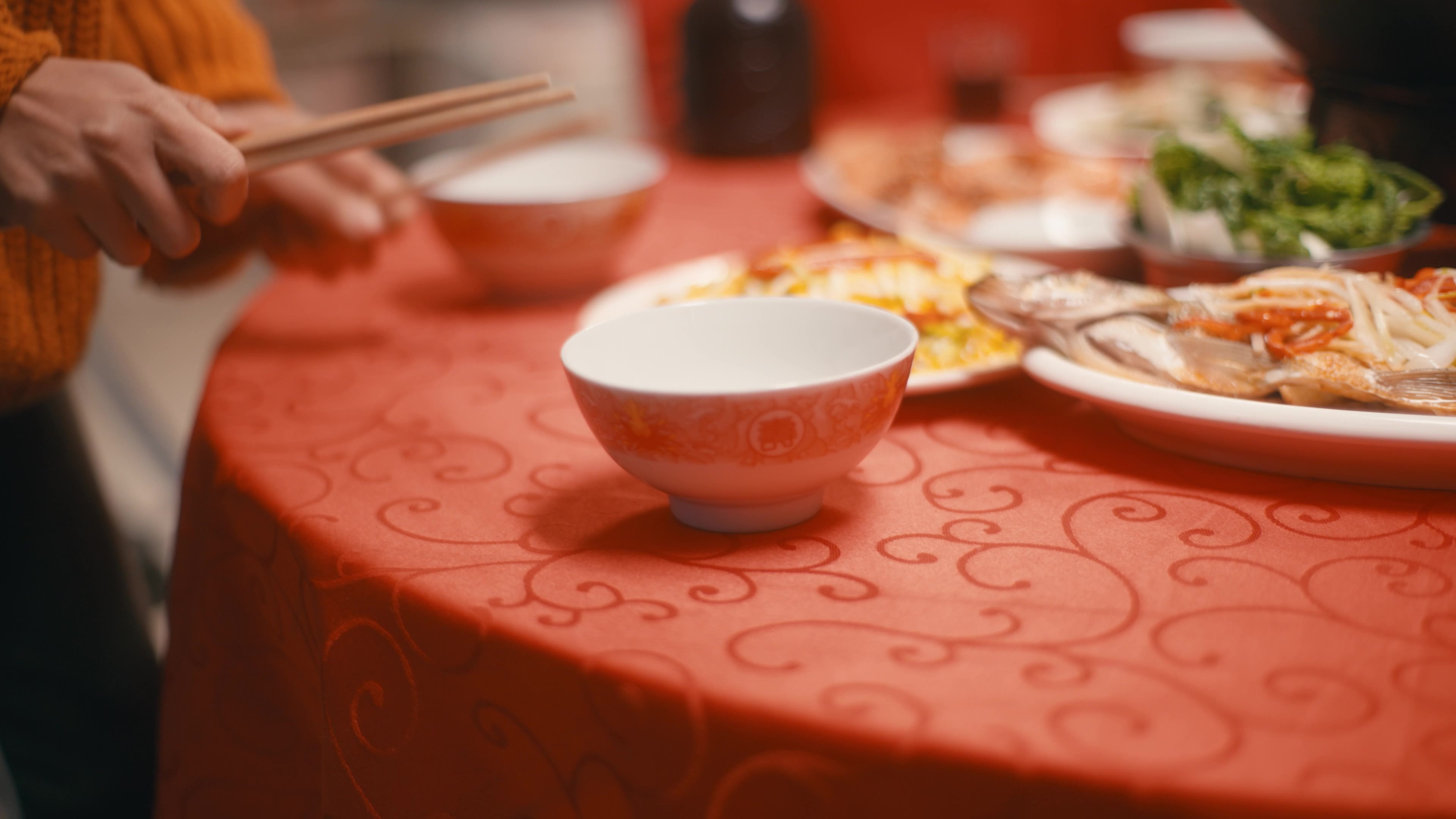 一家人吃团圆饭举杯聊天视频素材画面2