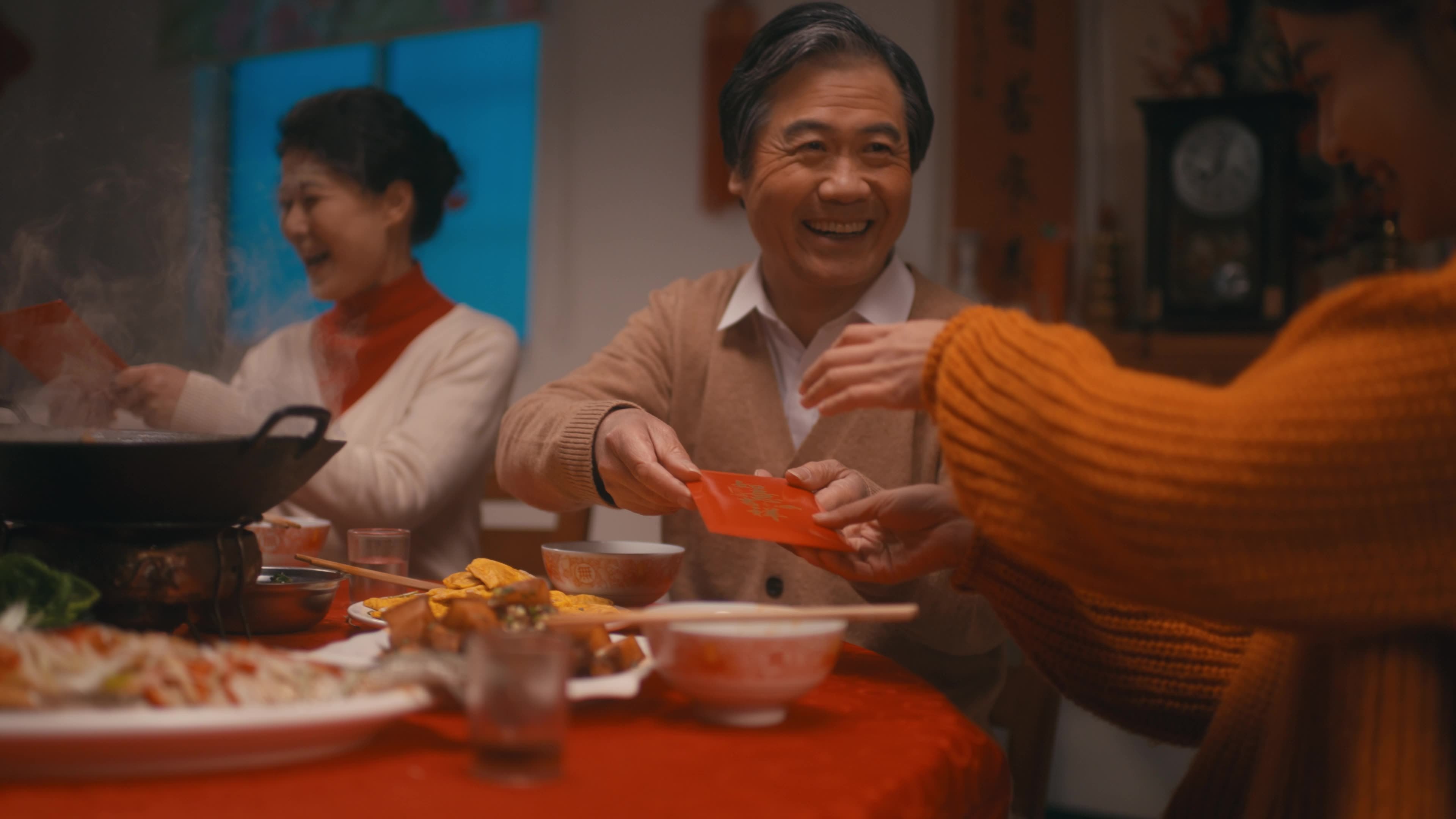 一家人团圆饭父母给红包视频素材画面1