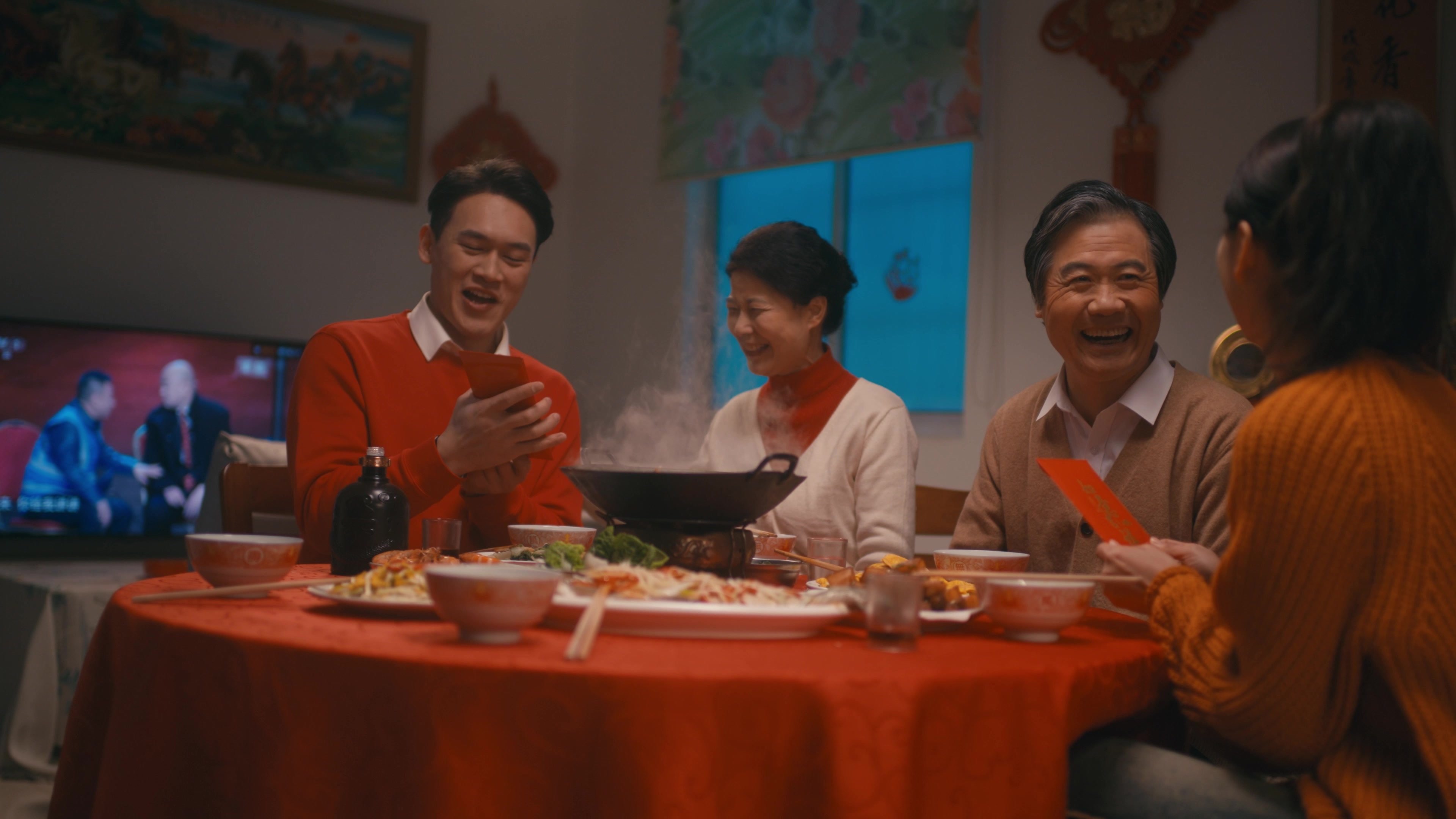 一家人团圆饭父母给红包视频素材画面4