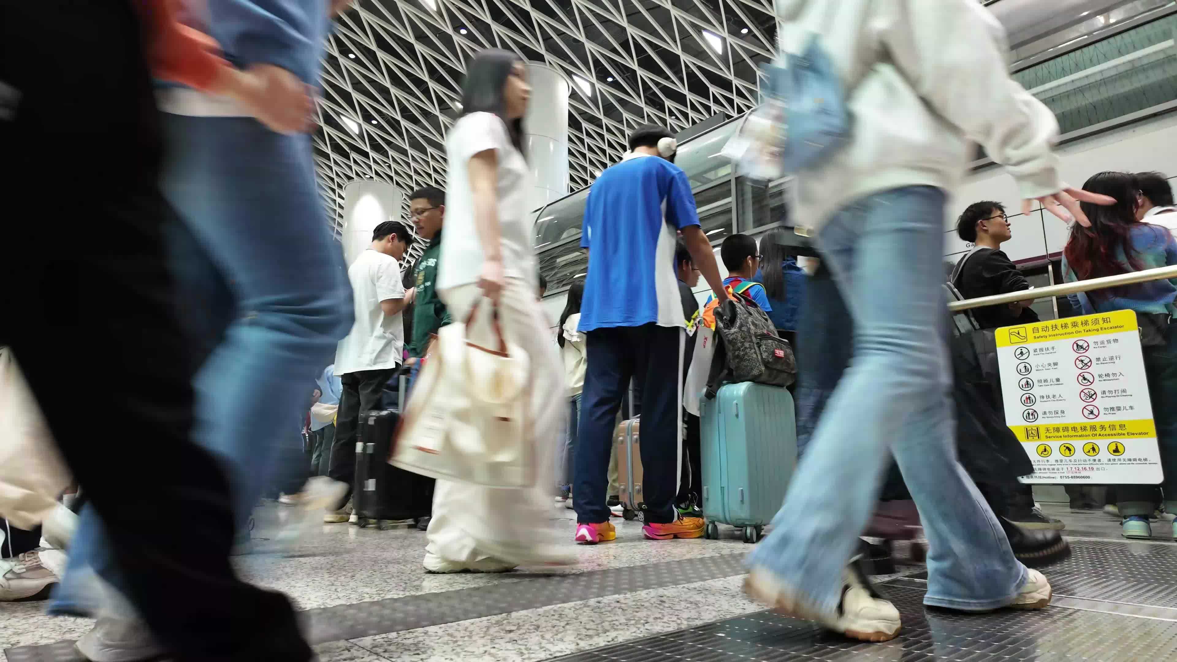 深圳之眼岗厦北地铁站人来人往繁忙延时视频素材画面1
