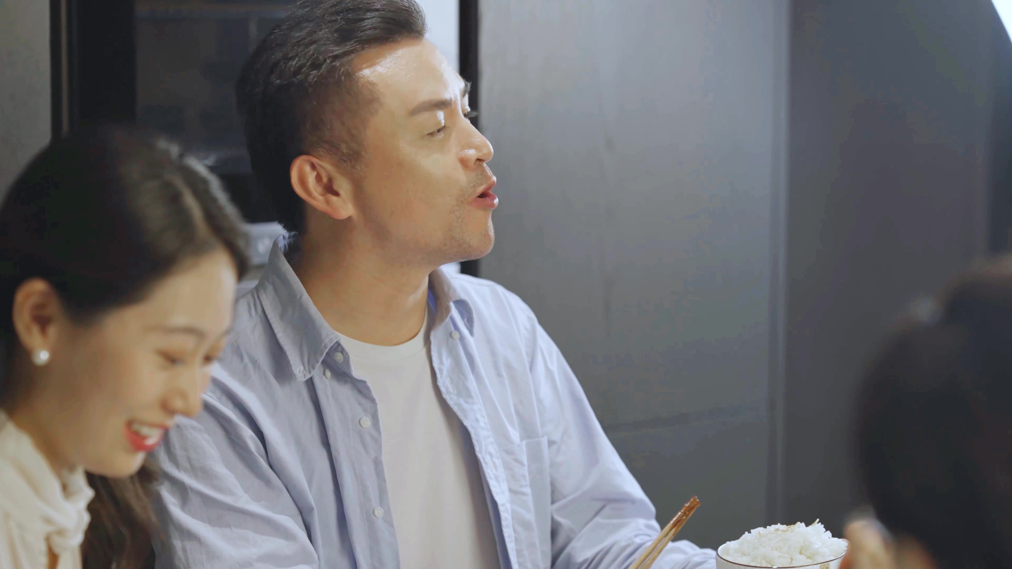 4k一家人吃饭视频素材画面1