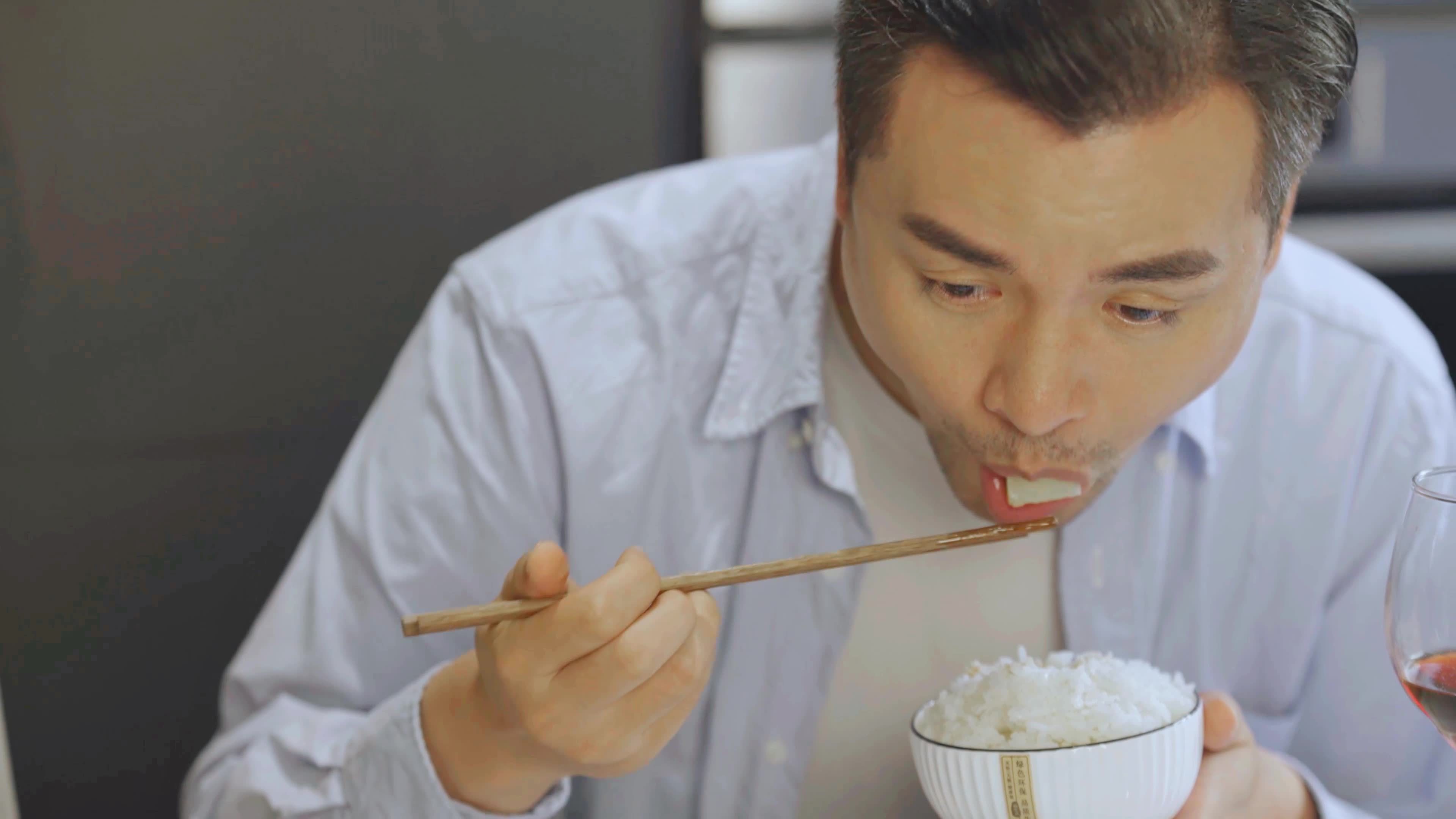 4k一家人吃饭视频素材画面1
