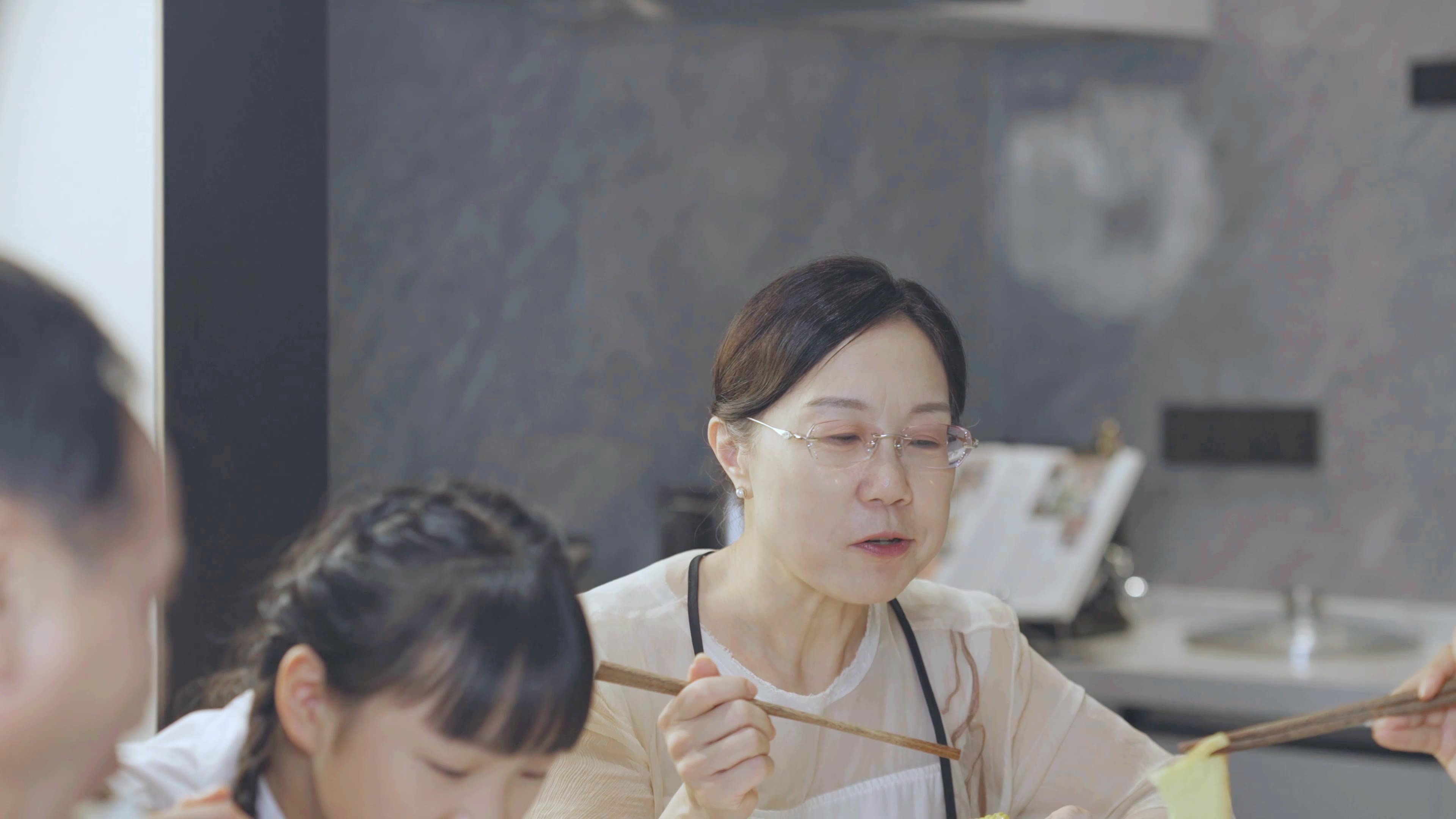 4k一家人吃饭视频素材画面3