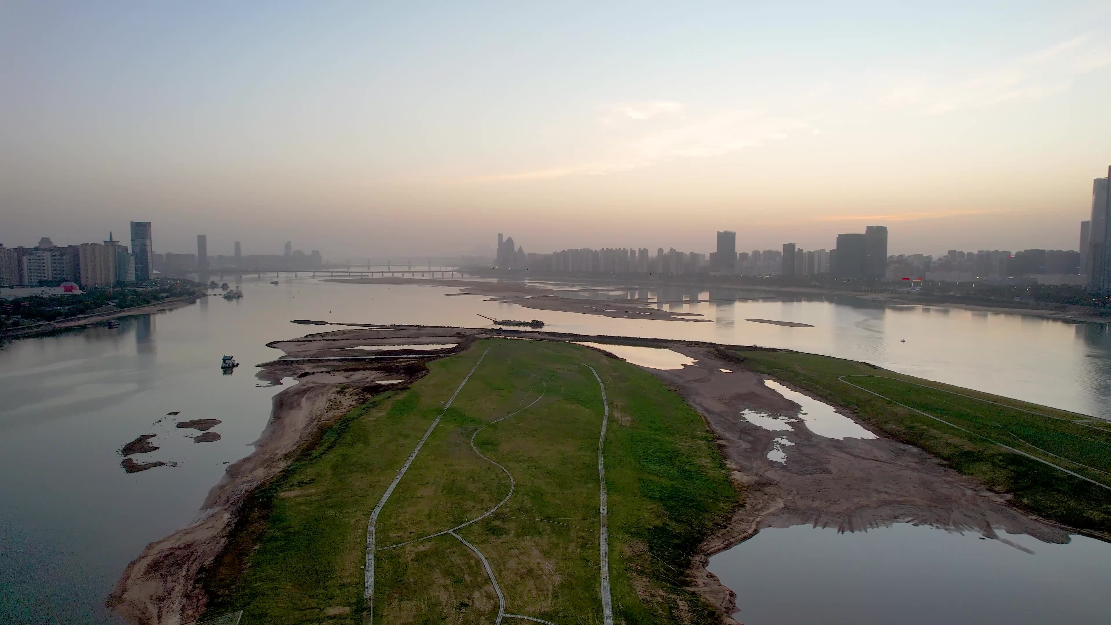 南昌滕王阁城市风光日落夕阳赣江风景航拍视频素材画面1