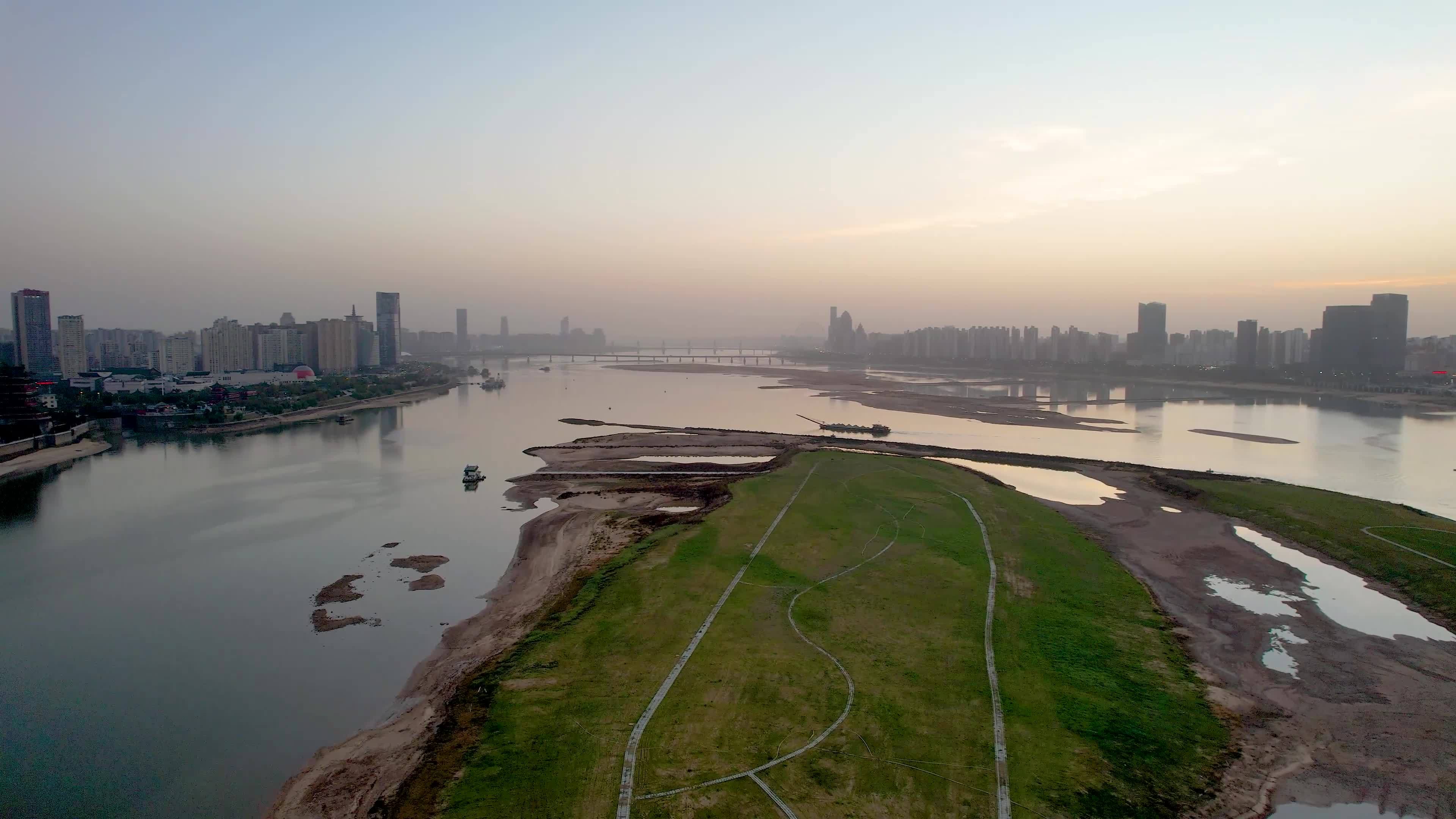 南昌滕王阁城市风光日落夕阳赣江风景航拍视频素材画面4