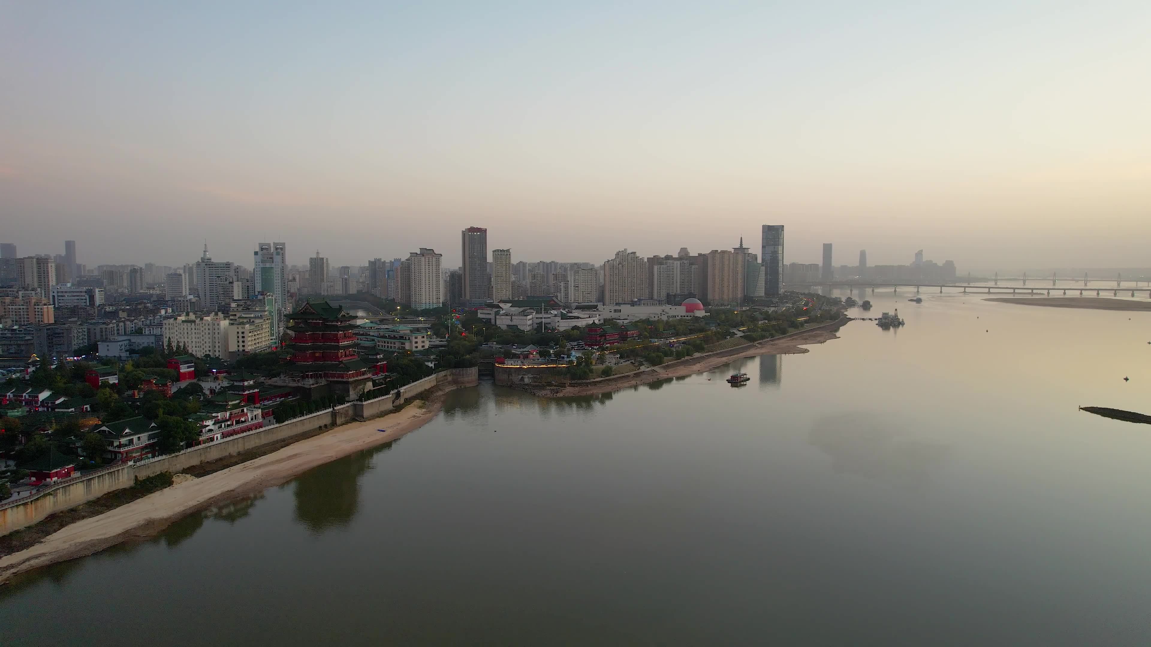 南昌滕王阁城市风光日落夕阳赣江风景航拍视频素材画面1