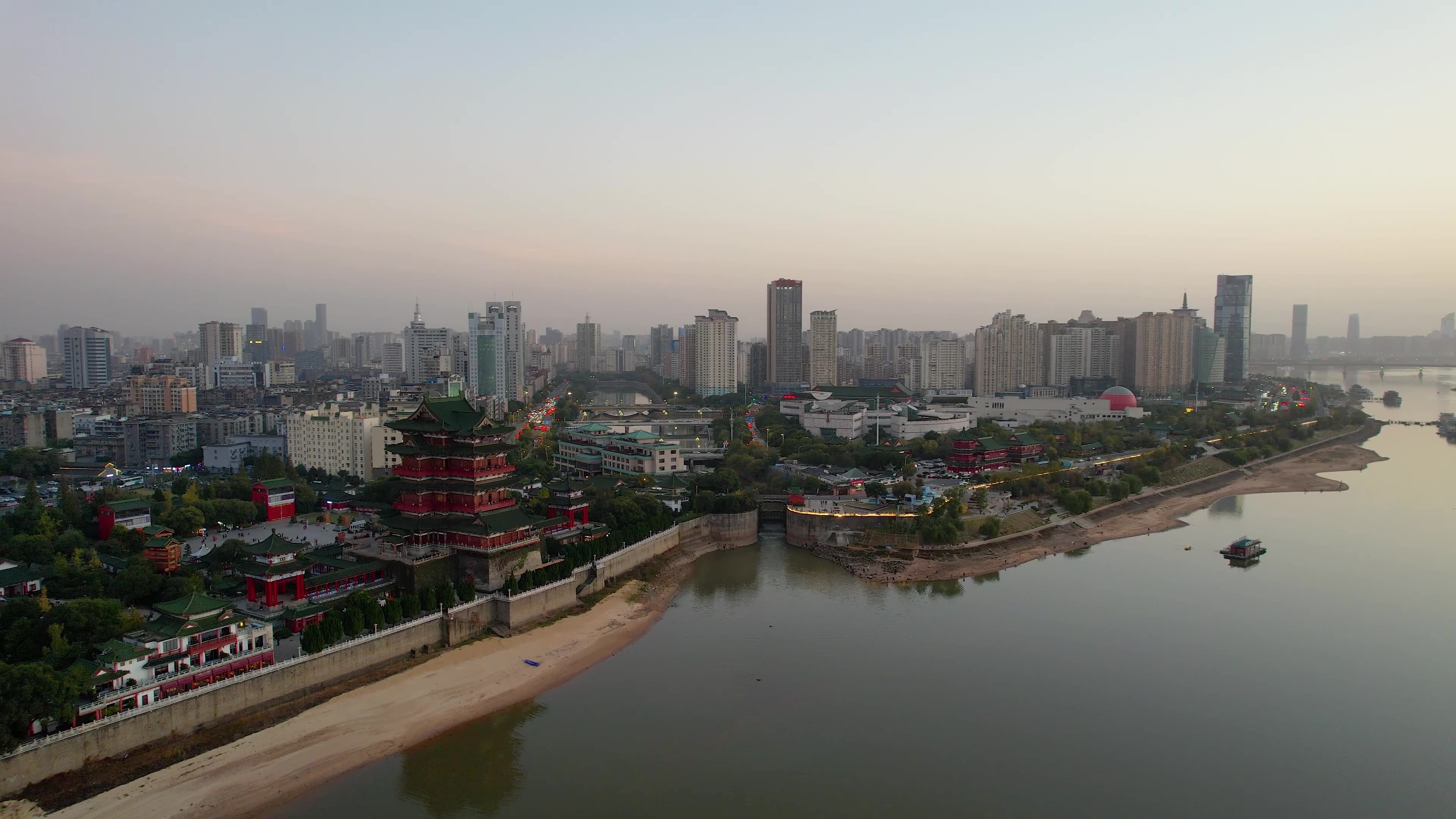 南昌滕王阁城市风光日落夕阳赣江风景航拍视频素材画面2