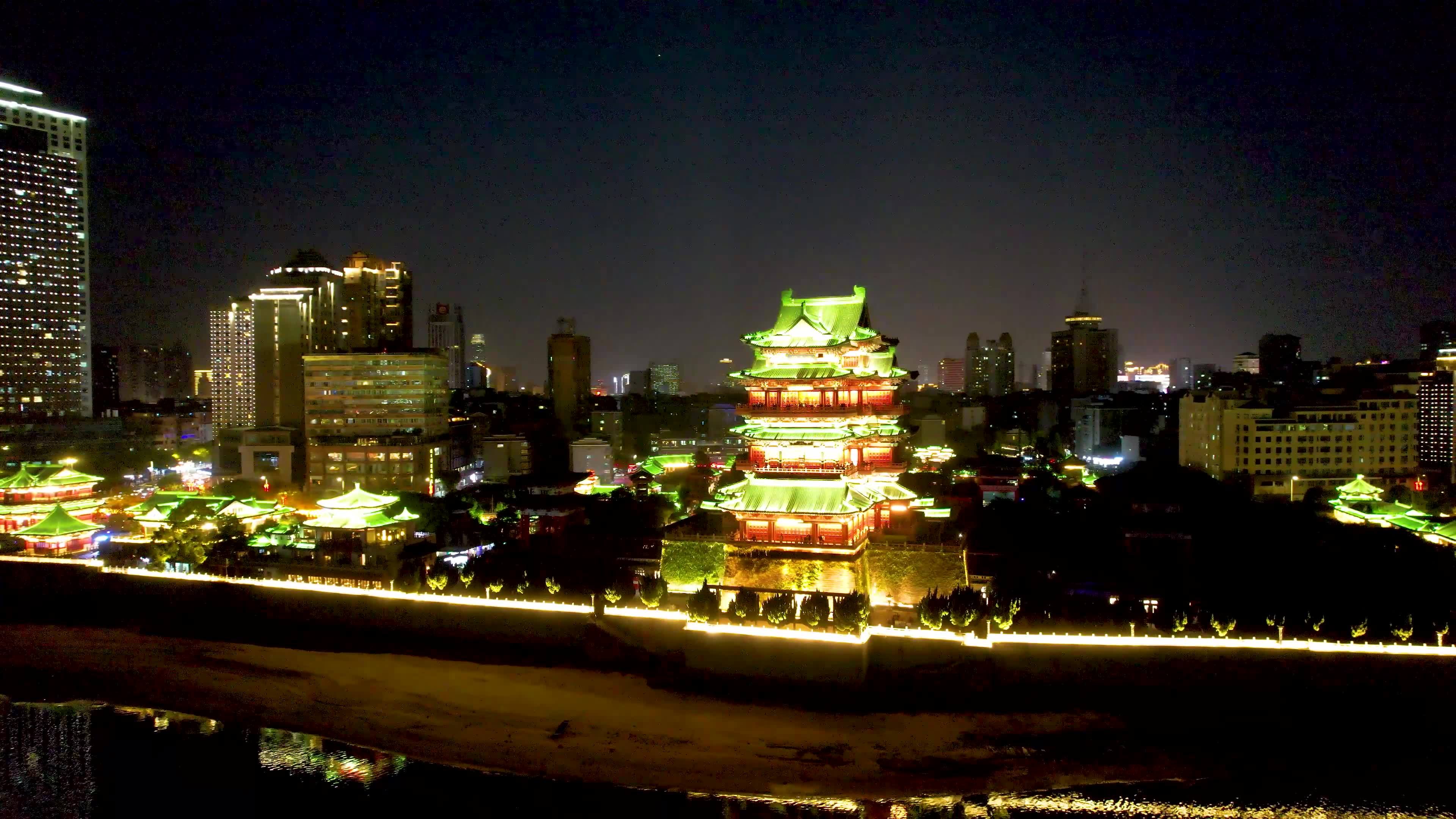 南昌滕王阁城市夜景名胜古迹赣江风光航拍视频素材画面4