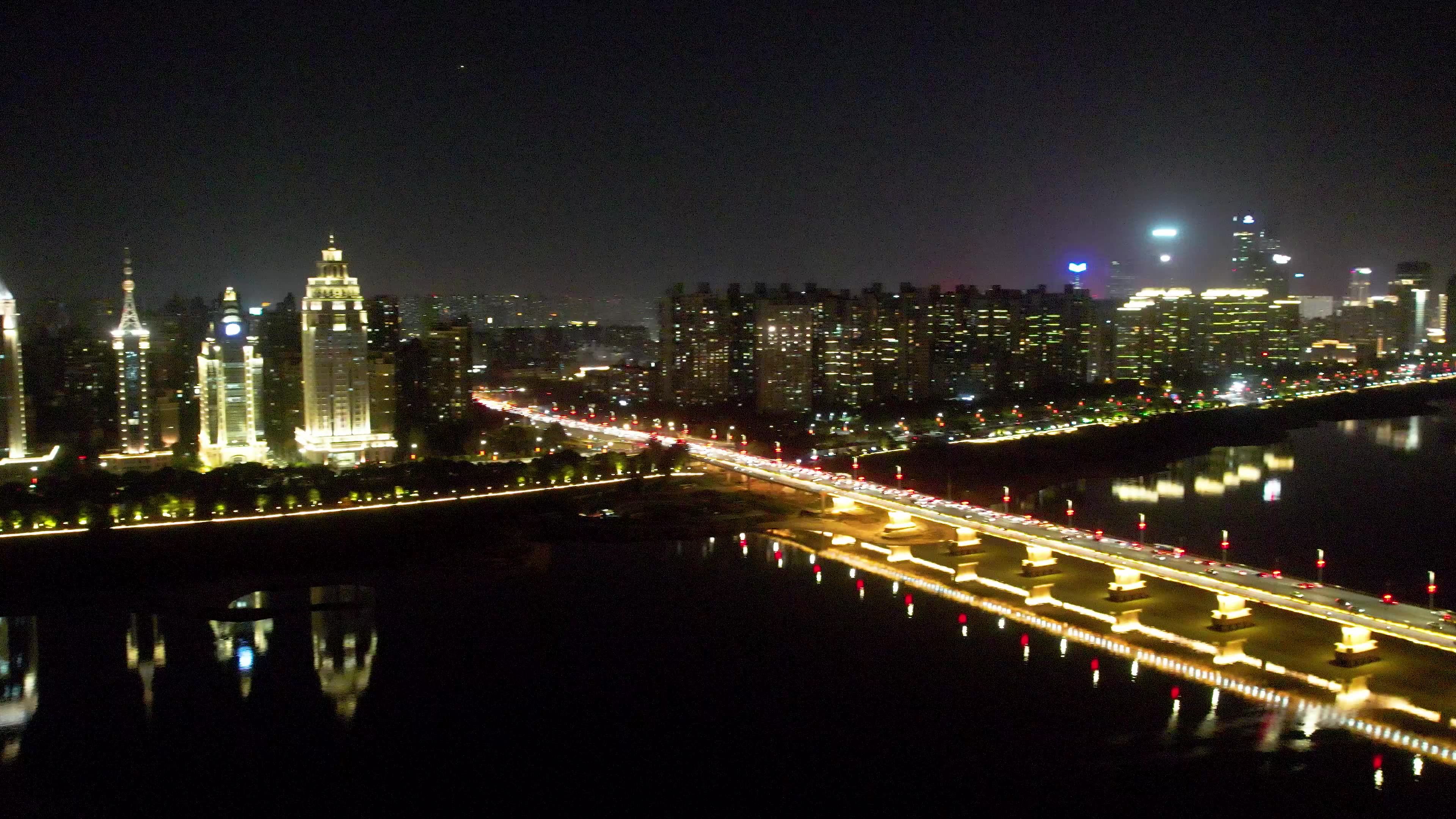 南昌滕王阁城市夜景名胜古迹赣江风光航拍视频素材画面4