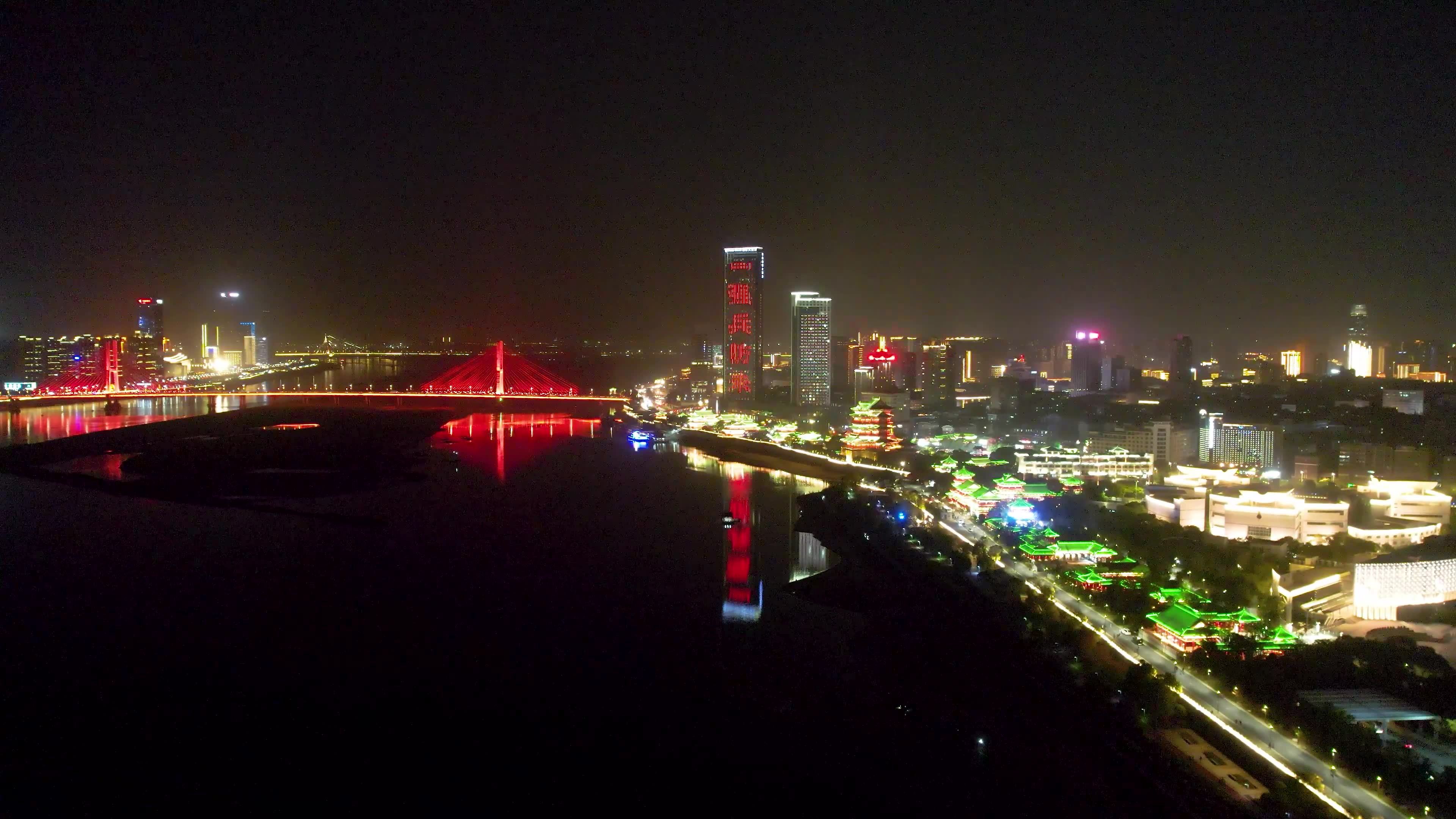 南昌滕王阁城市夜景名胜古迹赣江风光航拍视频素材画面2