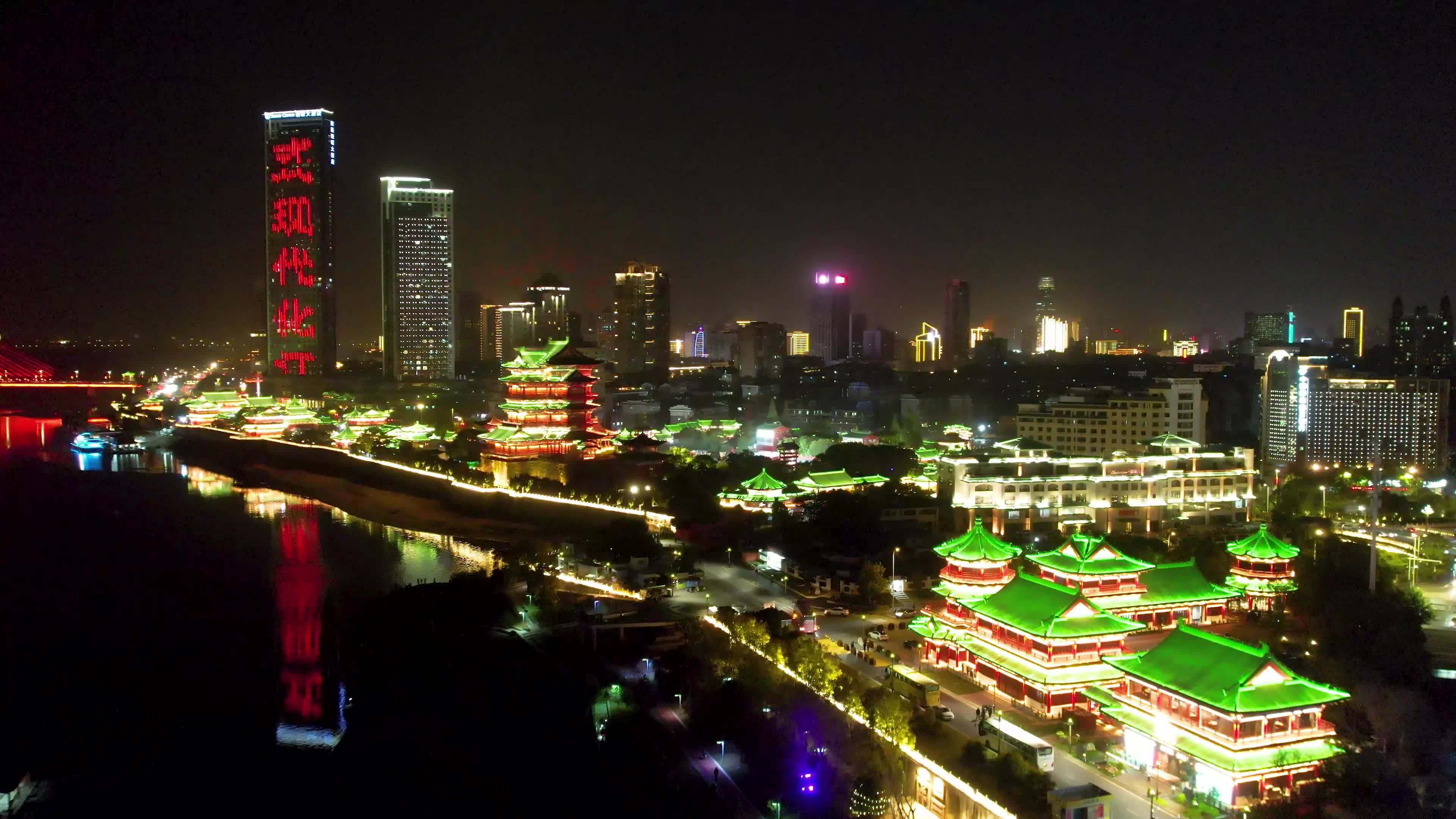 南昌滕王阁城市夜景名胜古迹赣江风光航拍视频素材画面2