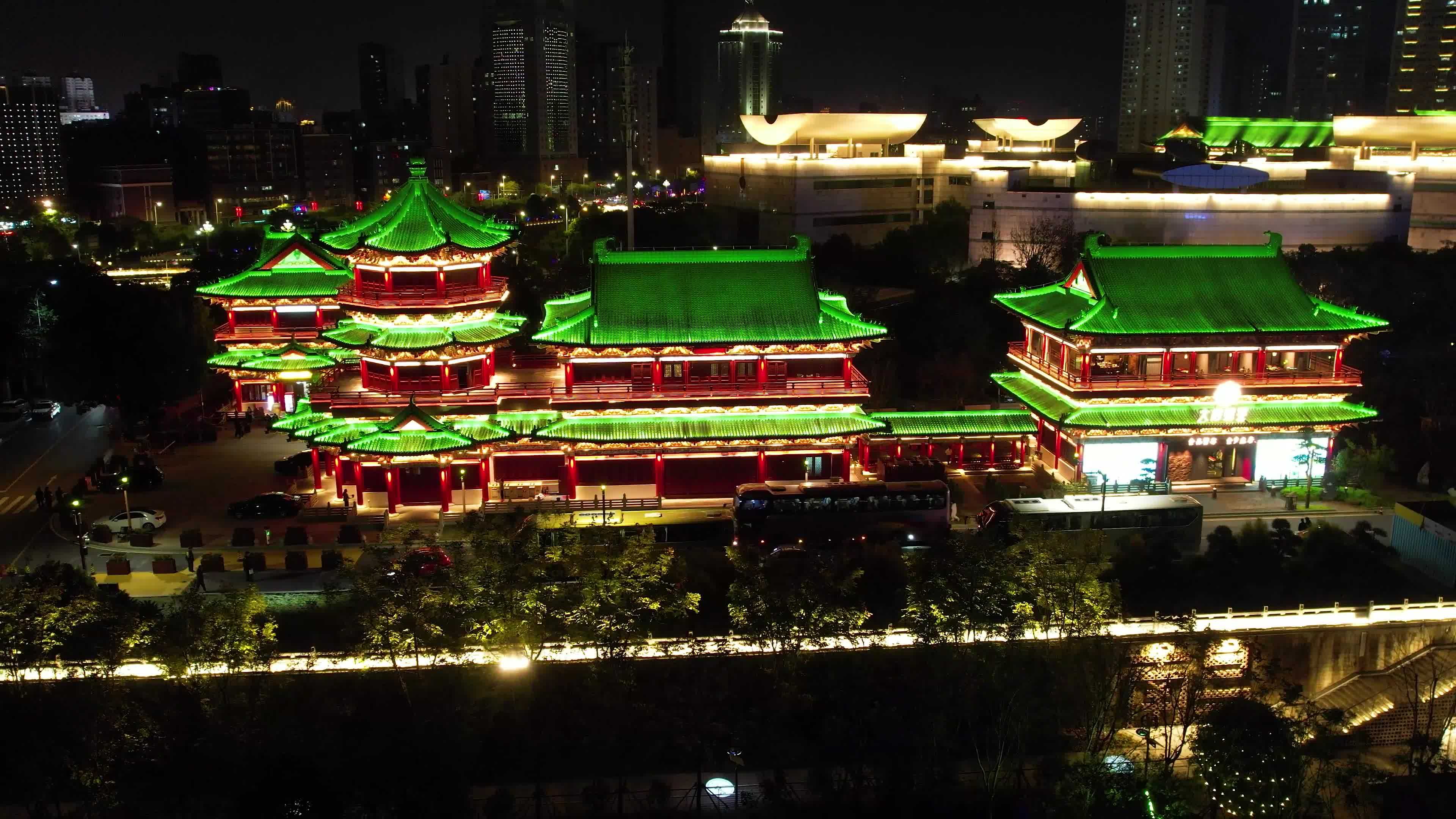 南昌滕王阁城市夜景名胜古迹赣江风光航拍视频素材画面3
