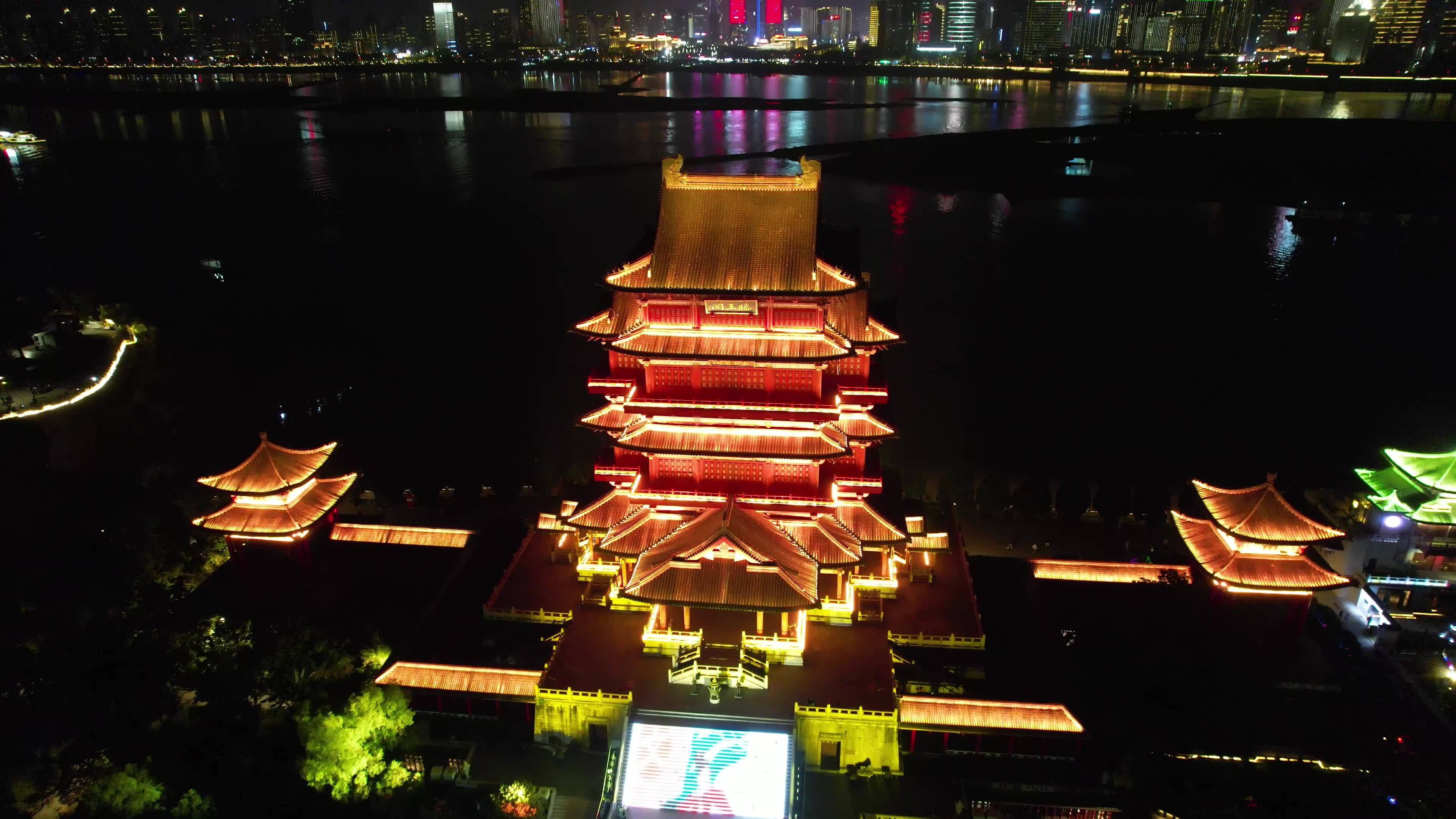 南昌滕王阁城市夜景名胜古迹赣江风光航拍视频素材画面2