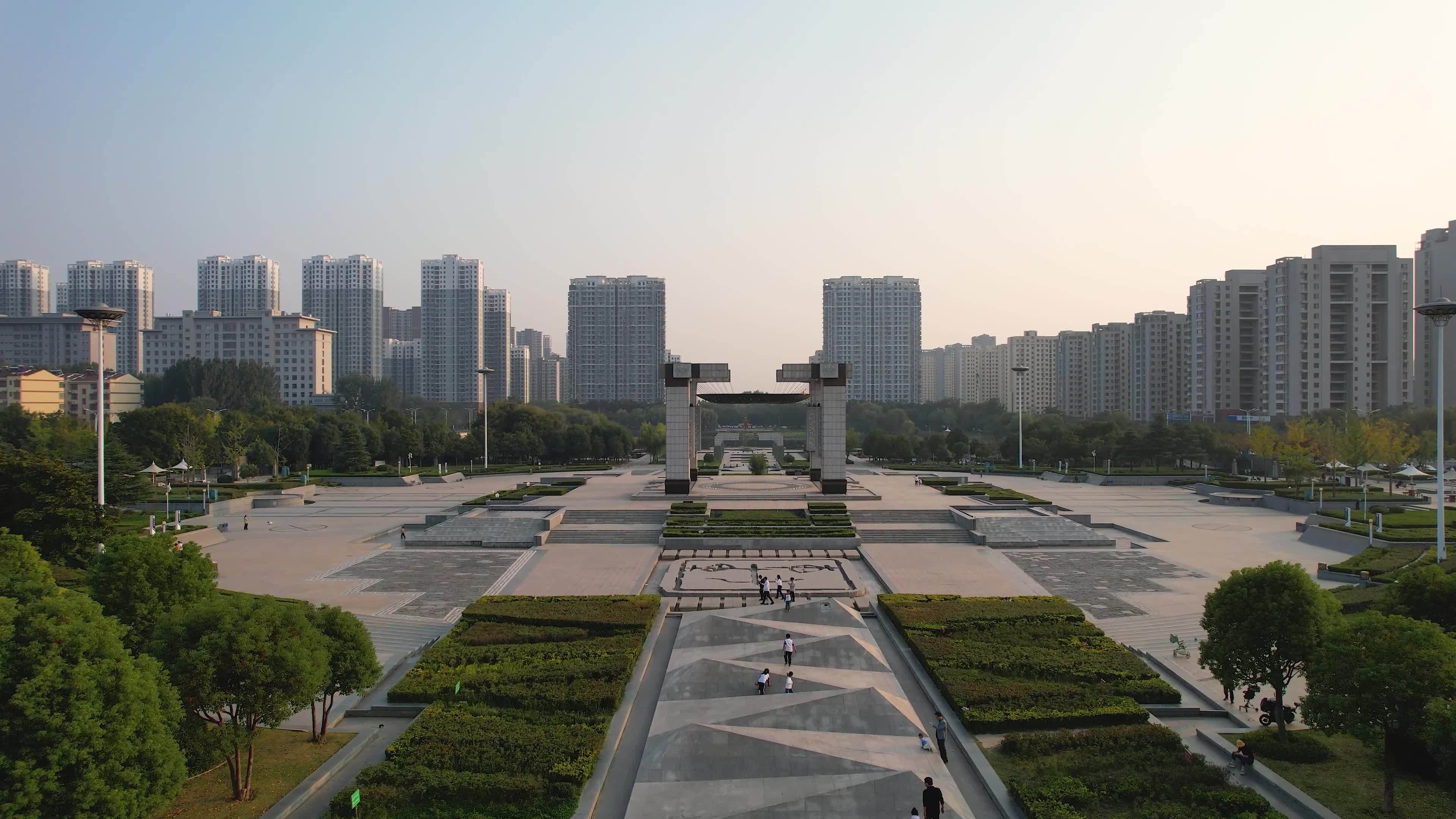 枣庄城市风光奚仲广场日落夕阳秋季风景航拍视频素材画面2