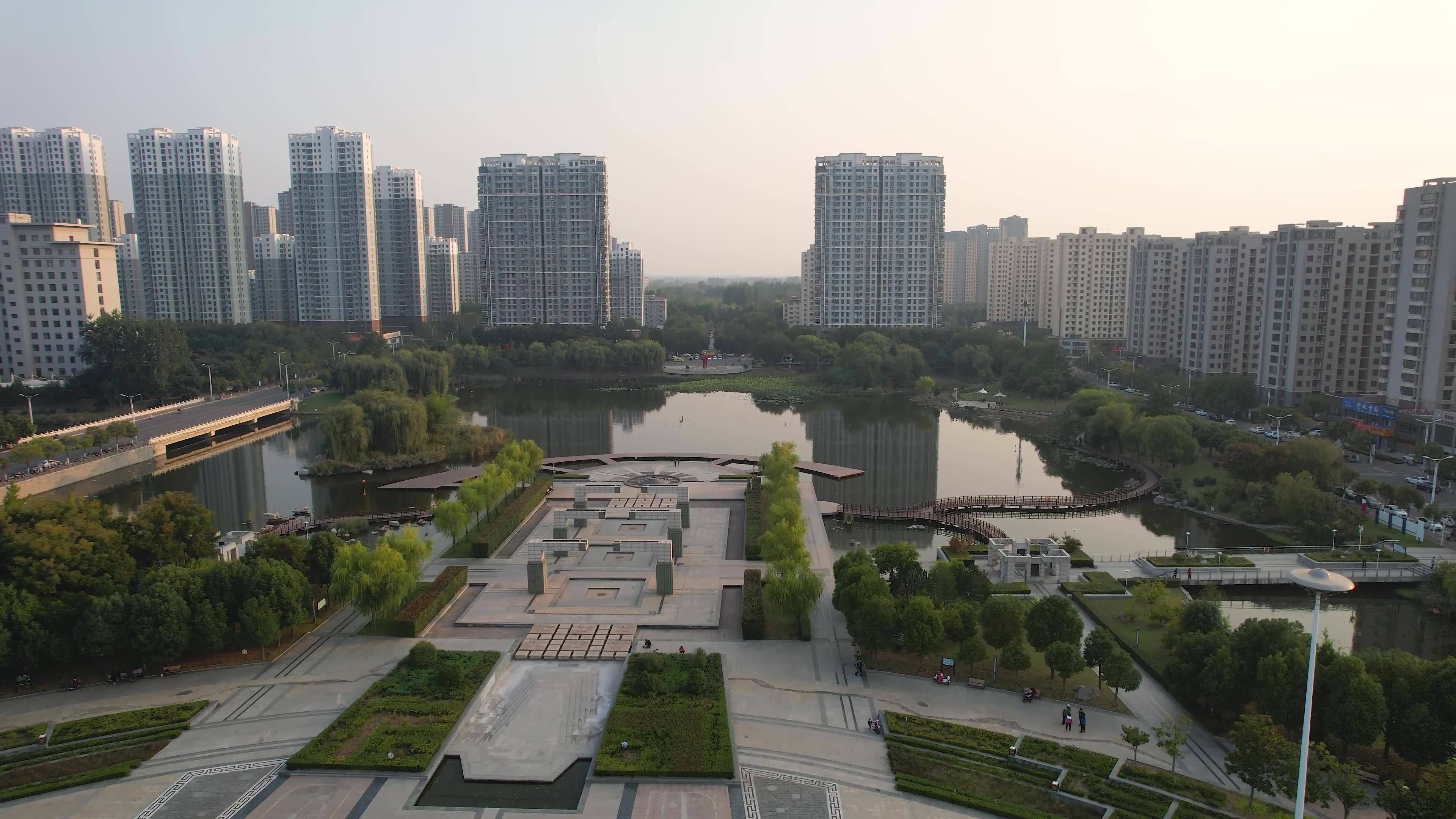 枣庄城市风光奚仲广场日落夕阳秋季风景航拍视频素材画面1