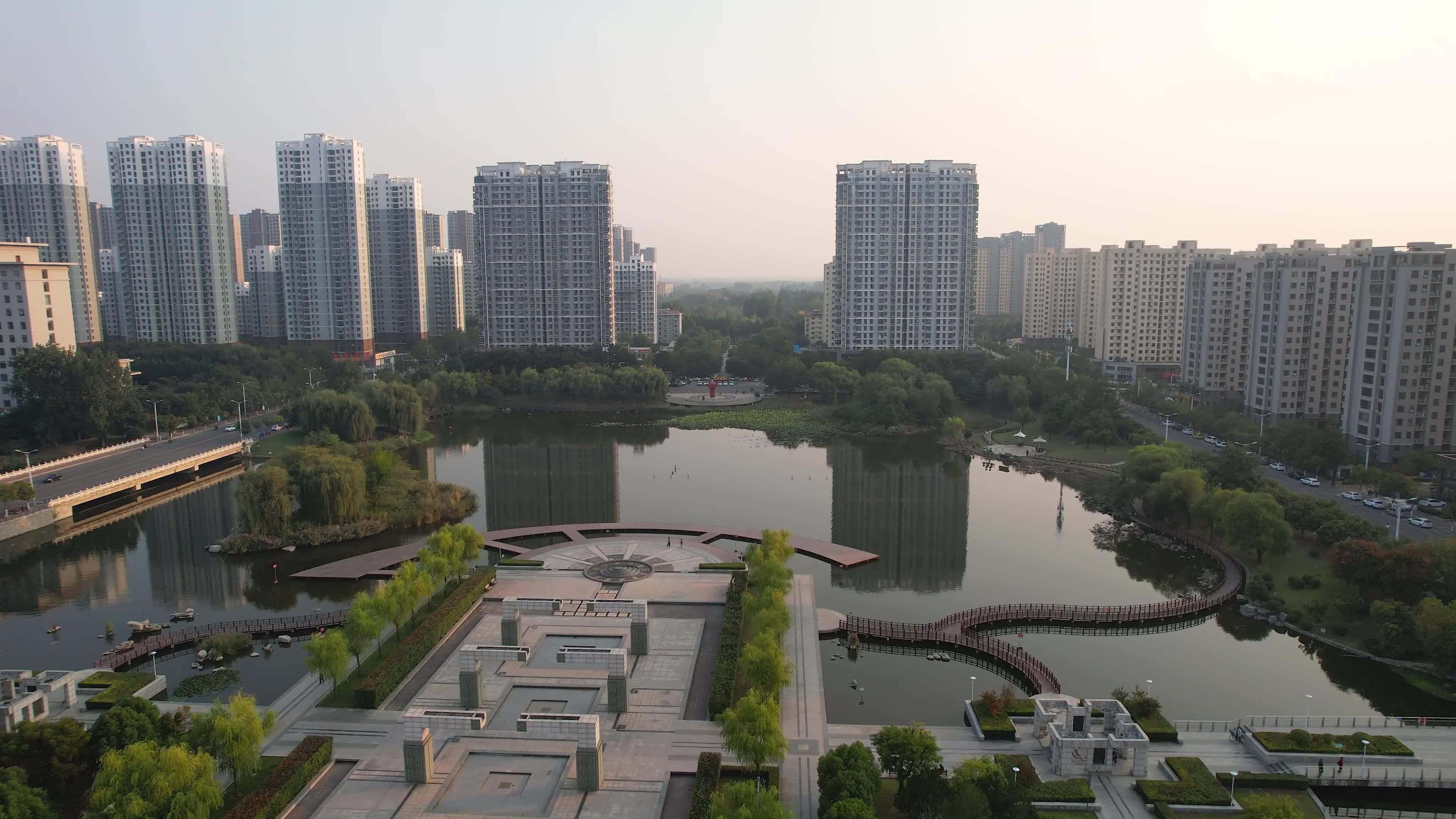 枣庄城市风光奚仲广场日落夕阳秋季风景航拍视频素材画面2