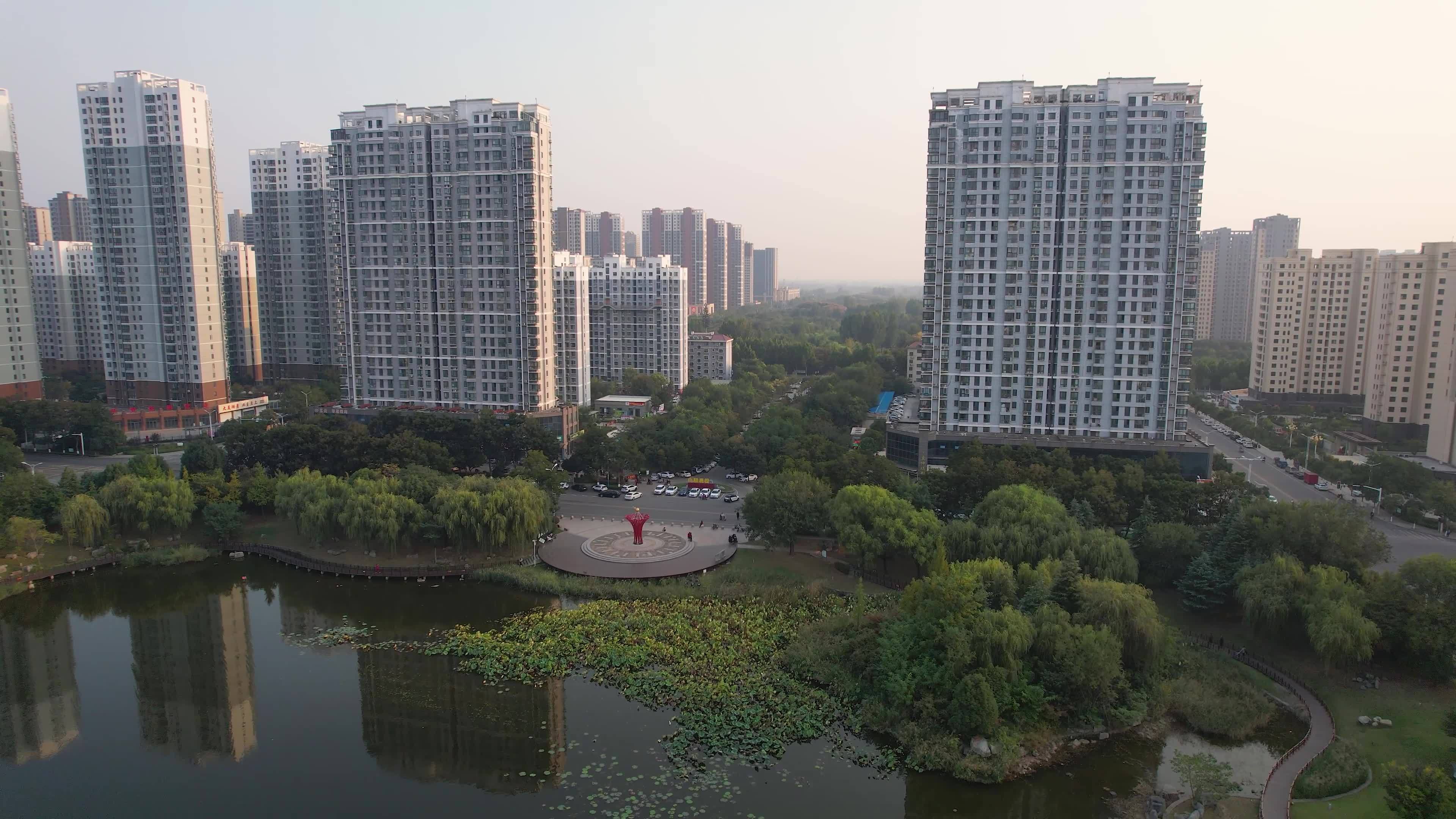 枣庄城市风光奚仲广场日落夕阳秋季风景航拍视频素材画面1