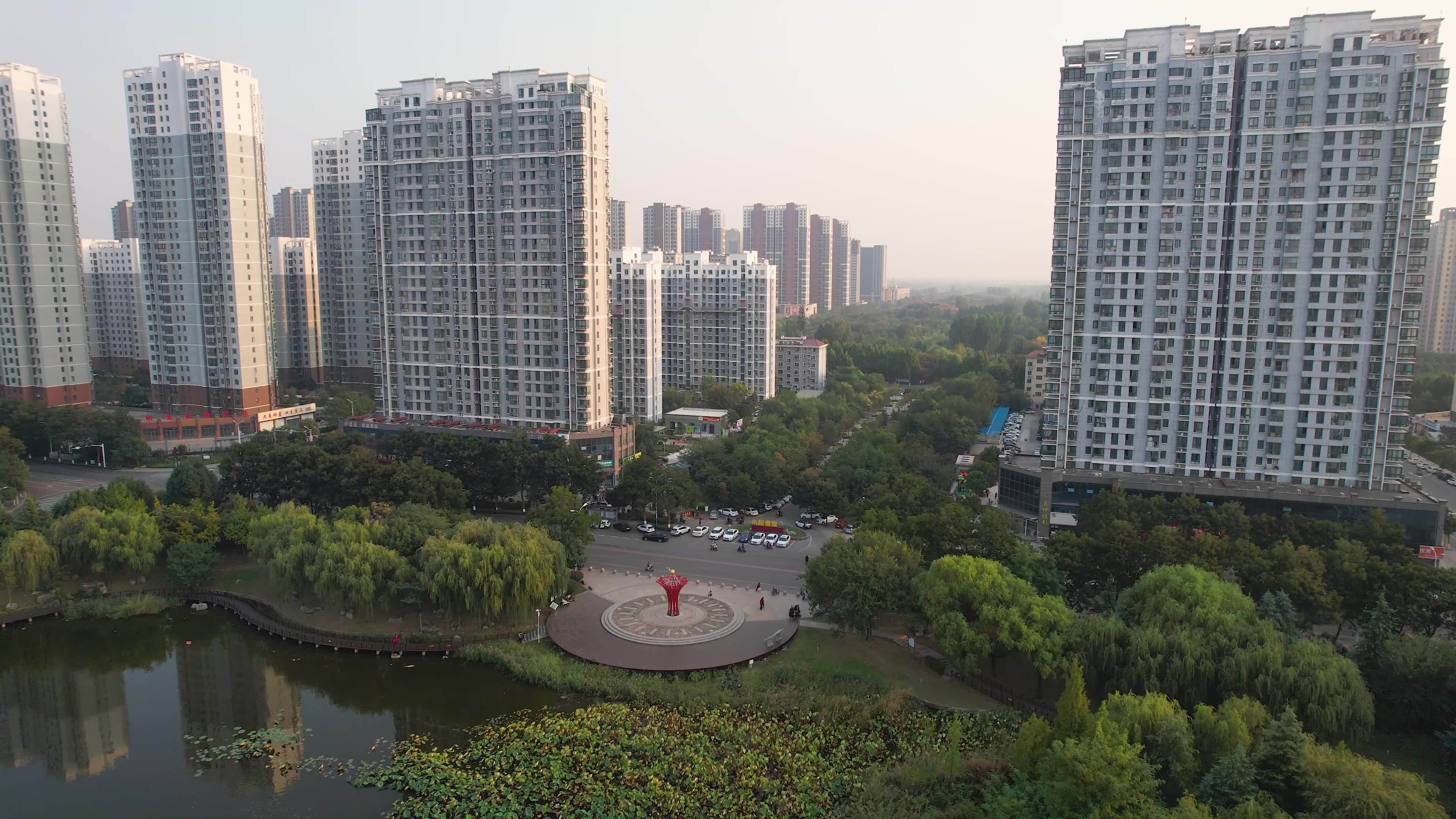 枣庄城市风光奚仲广场日落夕阳秋季风景航拍视频素材画面4