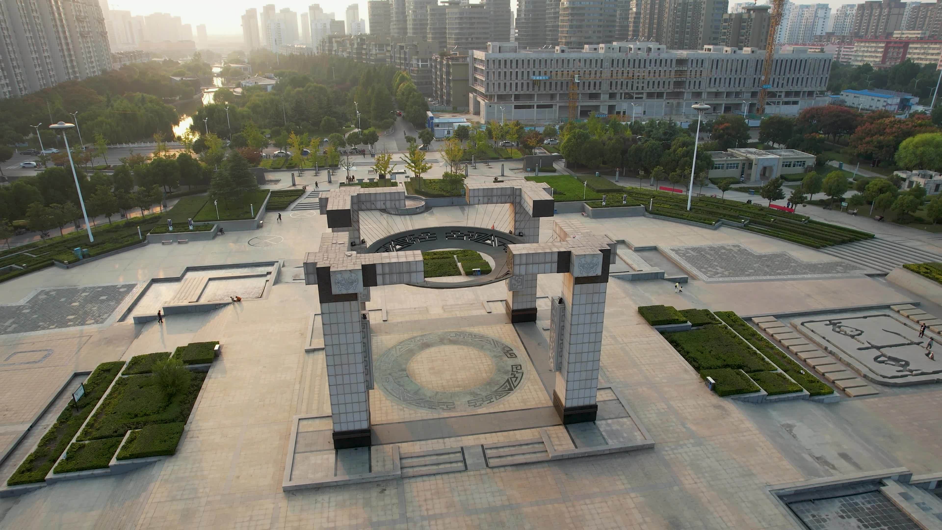枣庄城市风光奚仲广场日落夕阳秋季风景航拍视频素材画面1