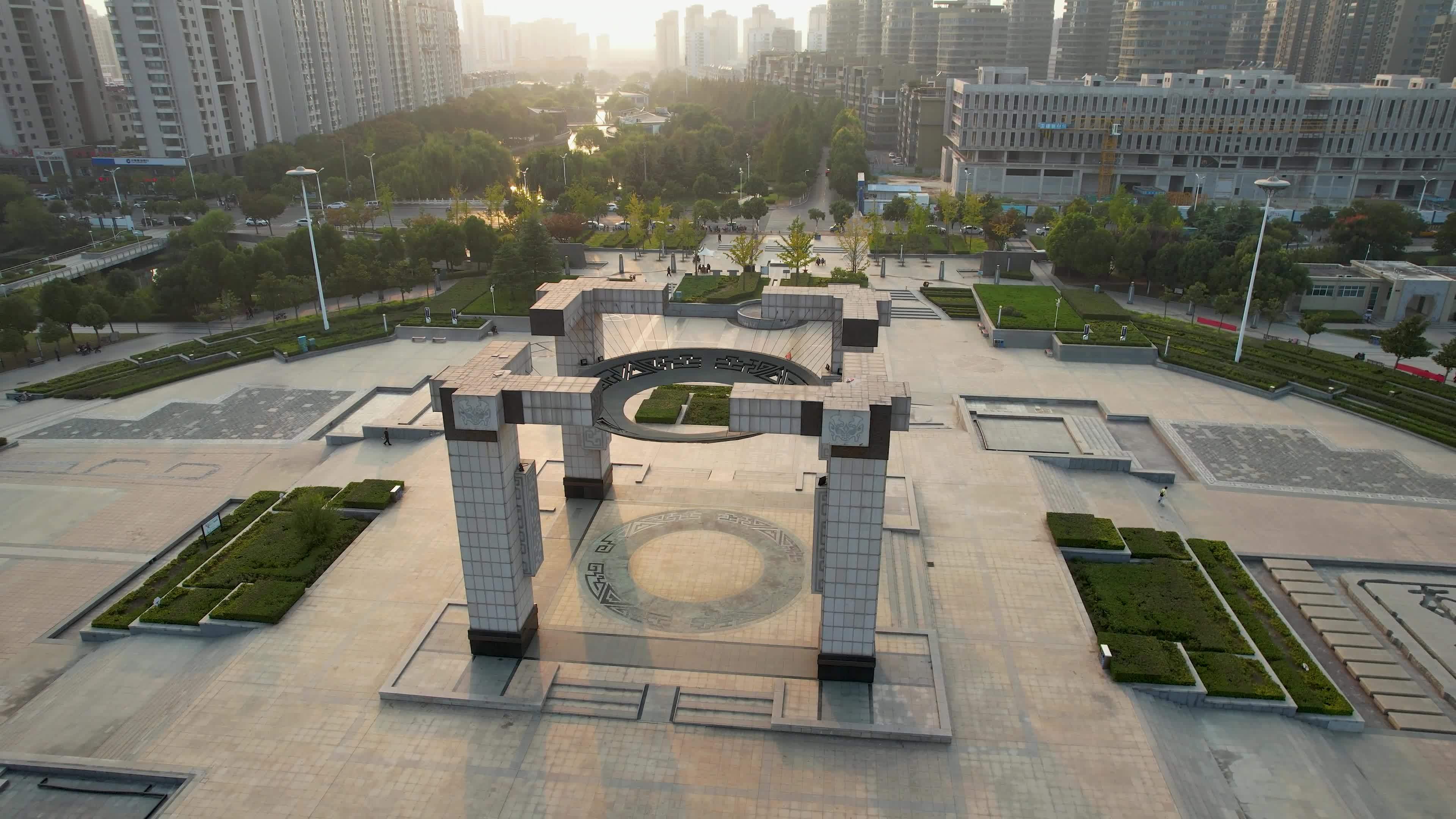 枣庄城市风光奚仲广场日落夕阳秋季风景航拍视频素材画面4