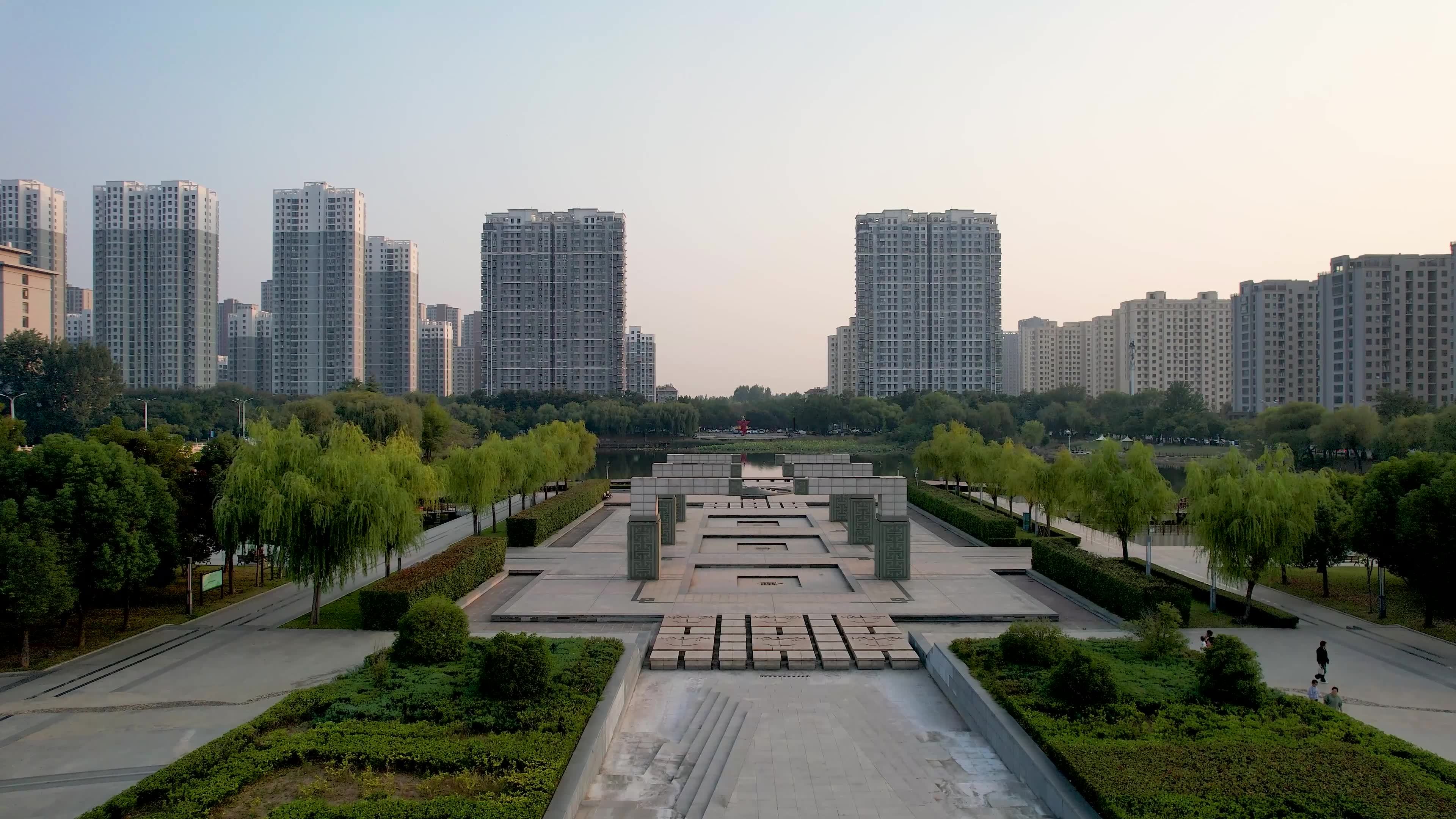 枣庄城市风光奚仲广场日落夕阳秋季风景航拍视频素材画面4