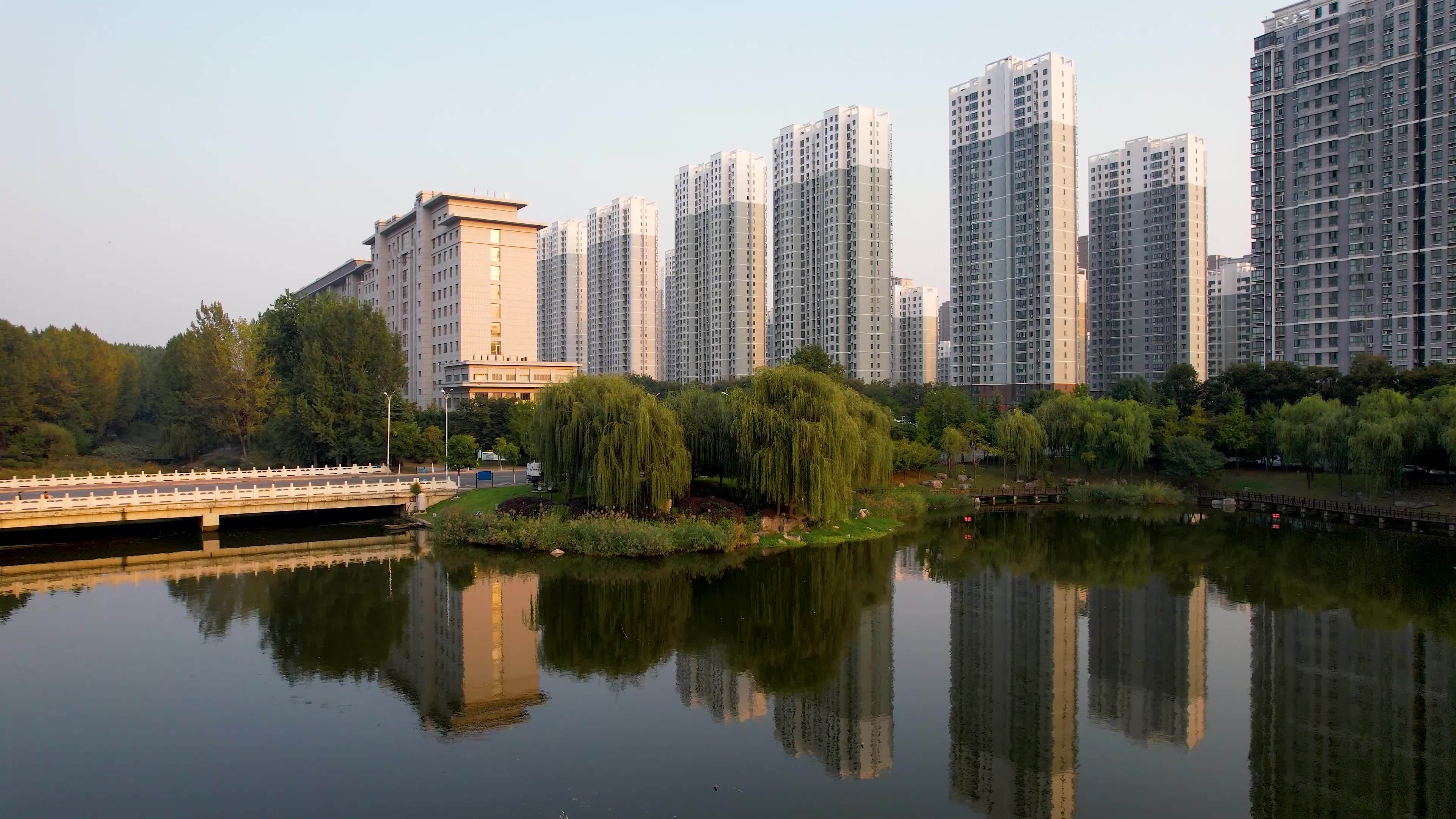 枣庄城市风光奚仲广场日落夕阳秋季风景航拍视频素材画面1