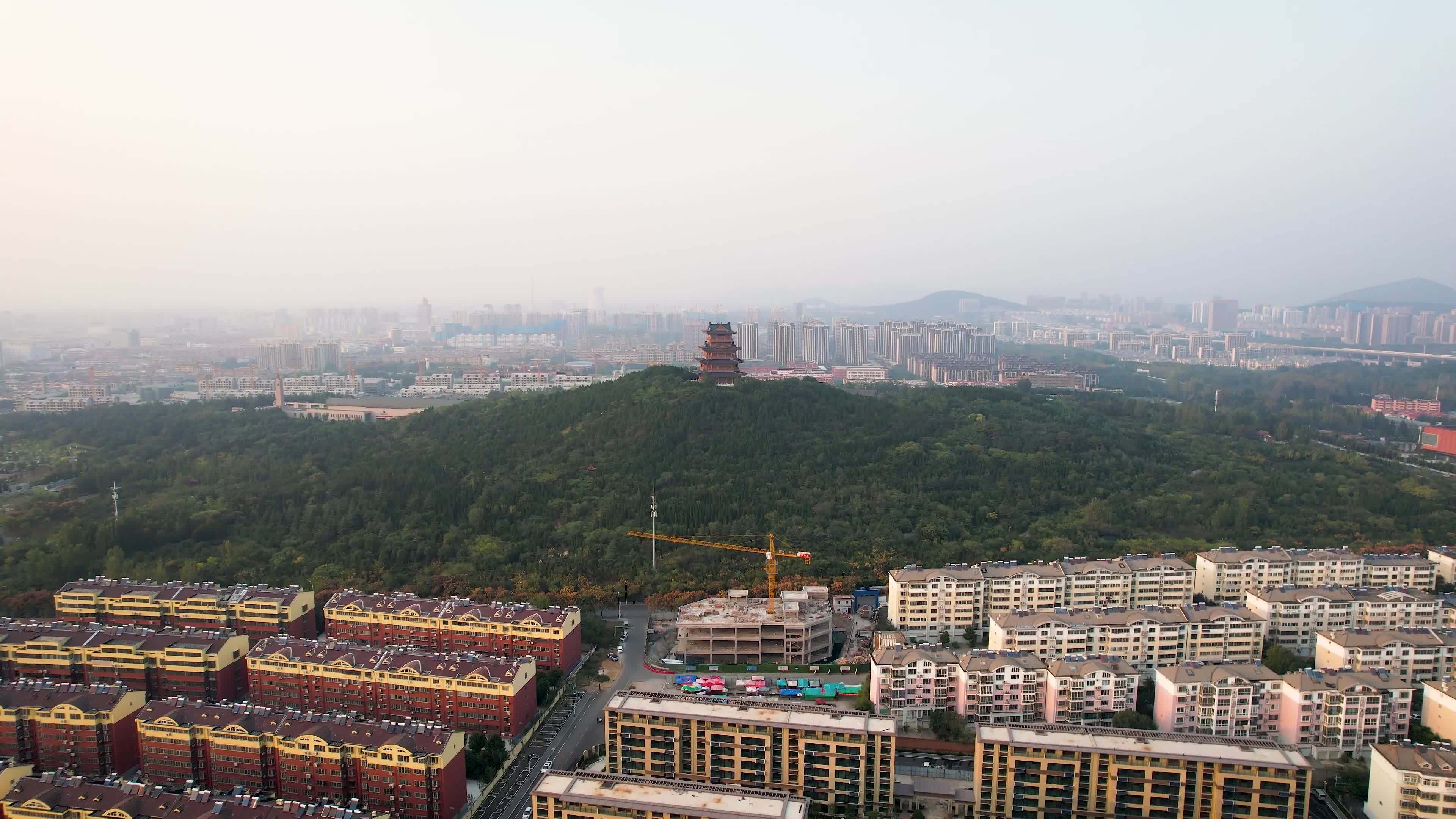 枣庄城市风光奚仲广场日落夕阳秋季风景航拍视频素材画面2