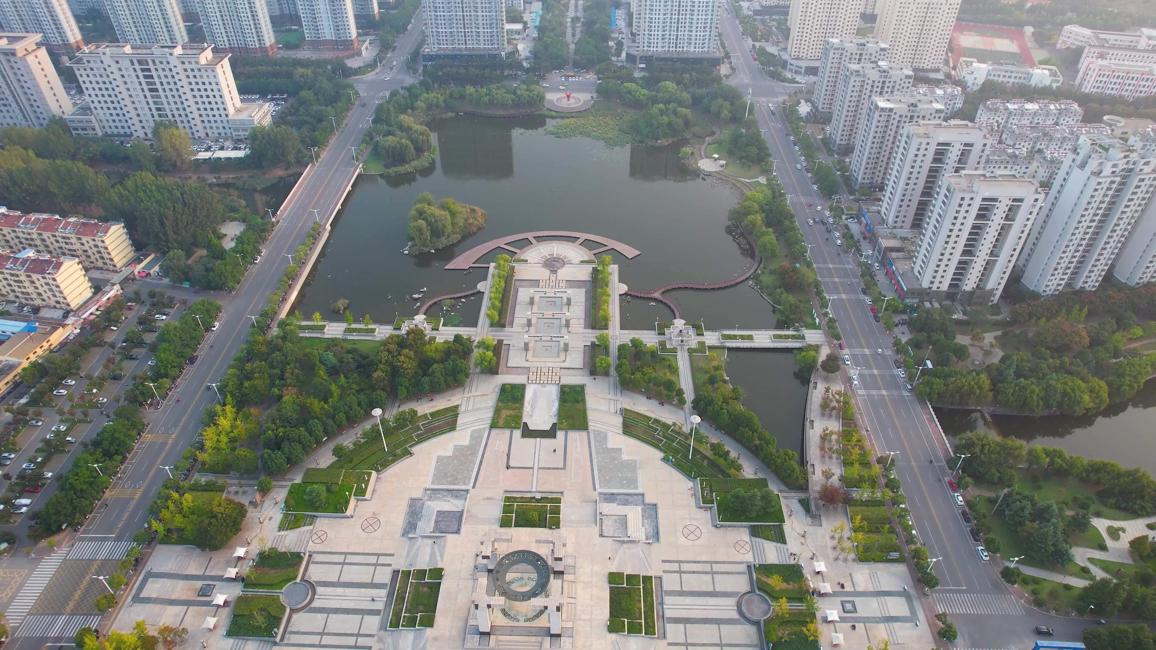 枣庄城市风光奚仲广场日落夕阳秋季风景航拍视频素材画面1