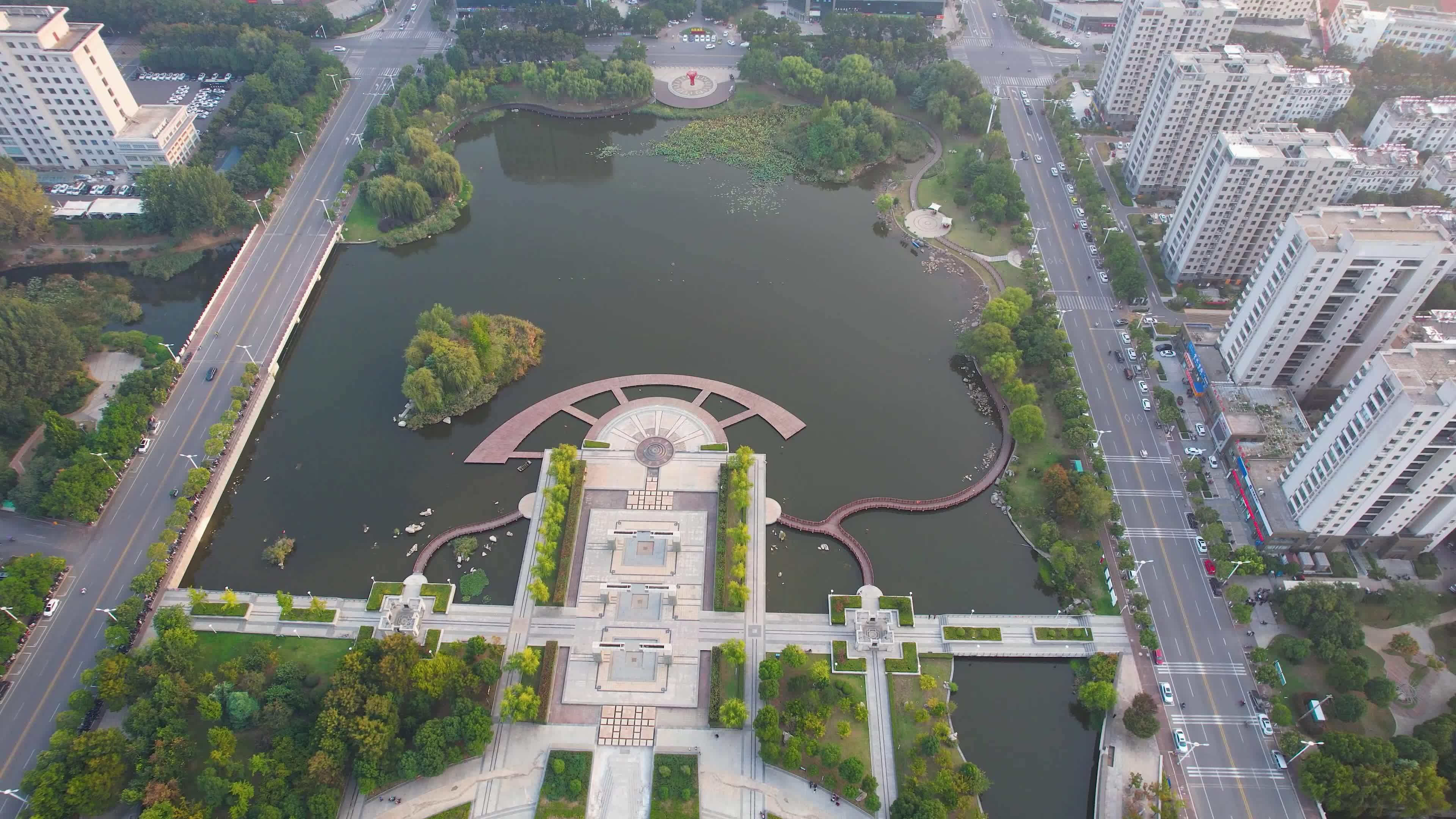 枣庄城市风光奚仲广场日落夕阳秋季风景航拍视频素材画面2