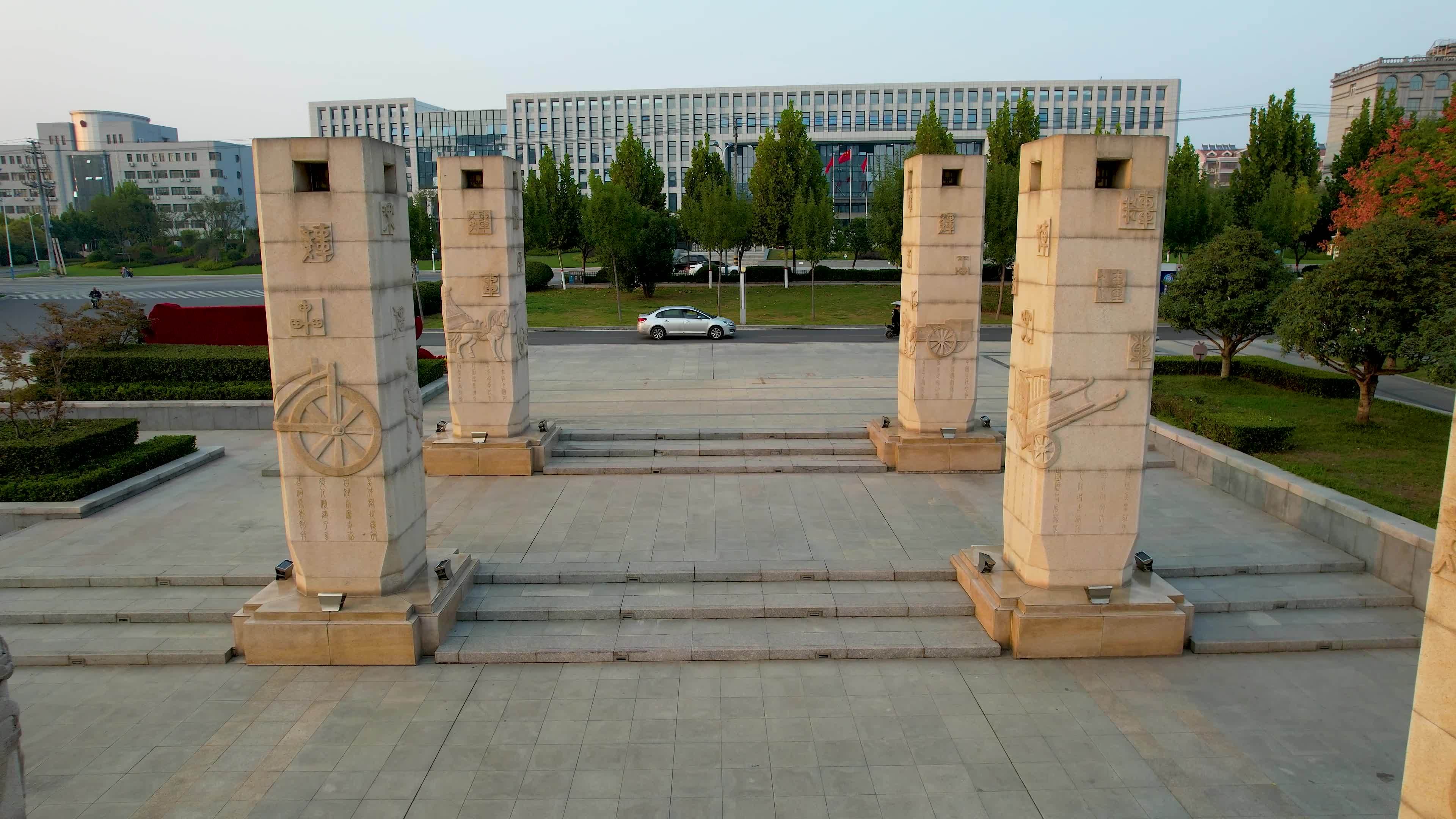 枣庄城市风光奚仲广场日落夕阳秋季风景航拍视频素材画面1